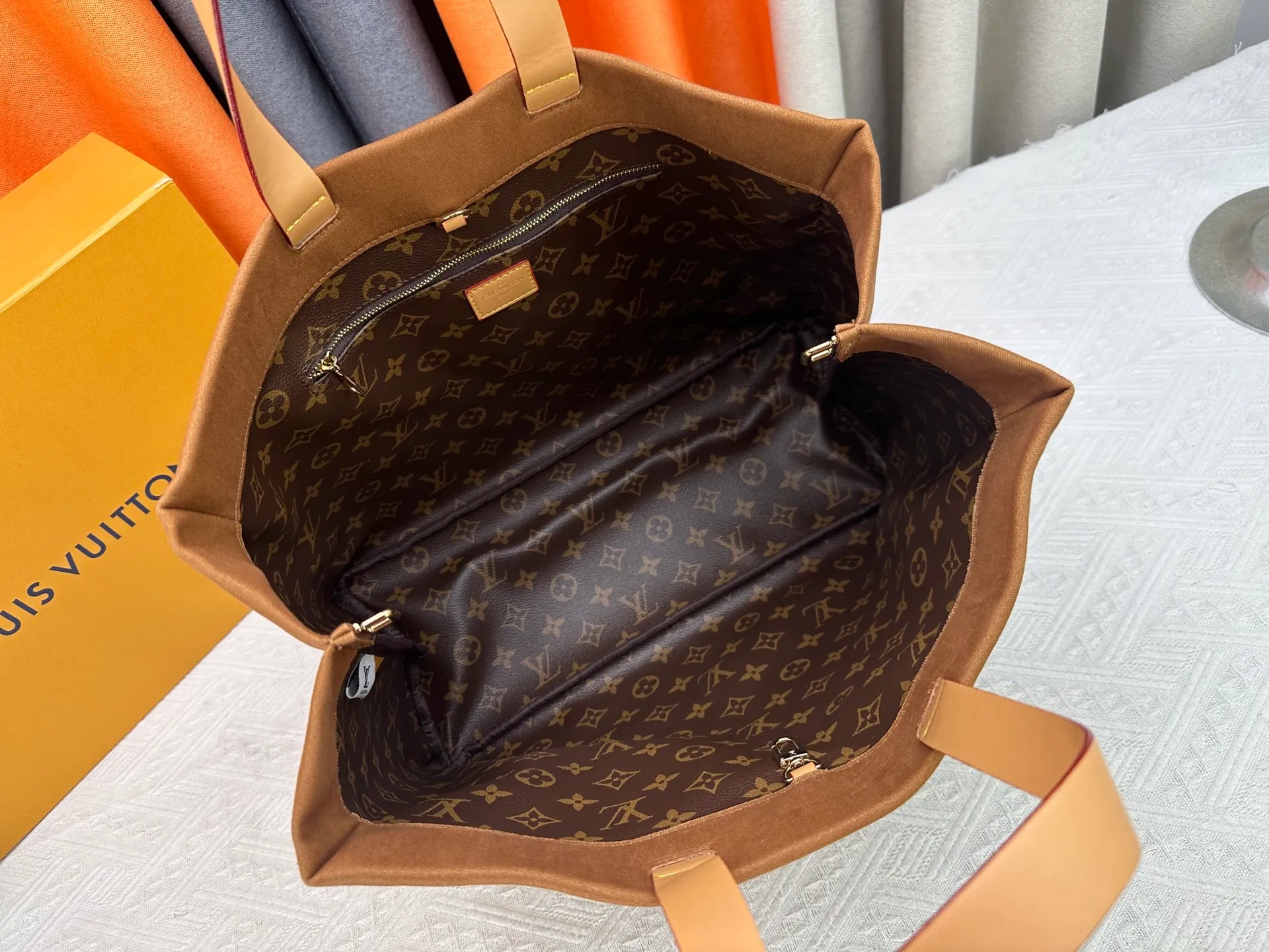 P320 M24457 M87698 Earthy Yellow This medium Shopper bag draws inspiration from the Louis Vuitton shopping bag, with the words Louis Vuitton and Maison Fondée En 1854 written in soft calfskin, with a top handle and a detachable shoulder strap. Size: 40x32x16cm