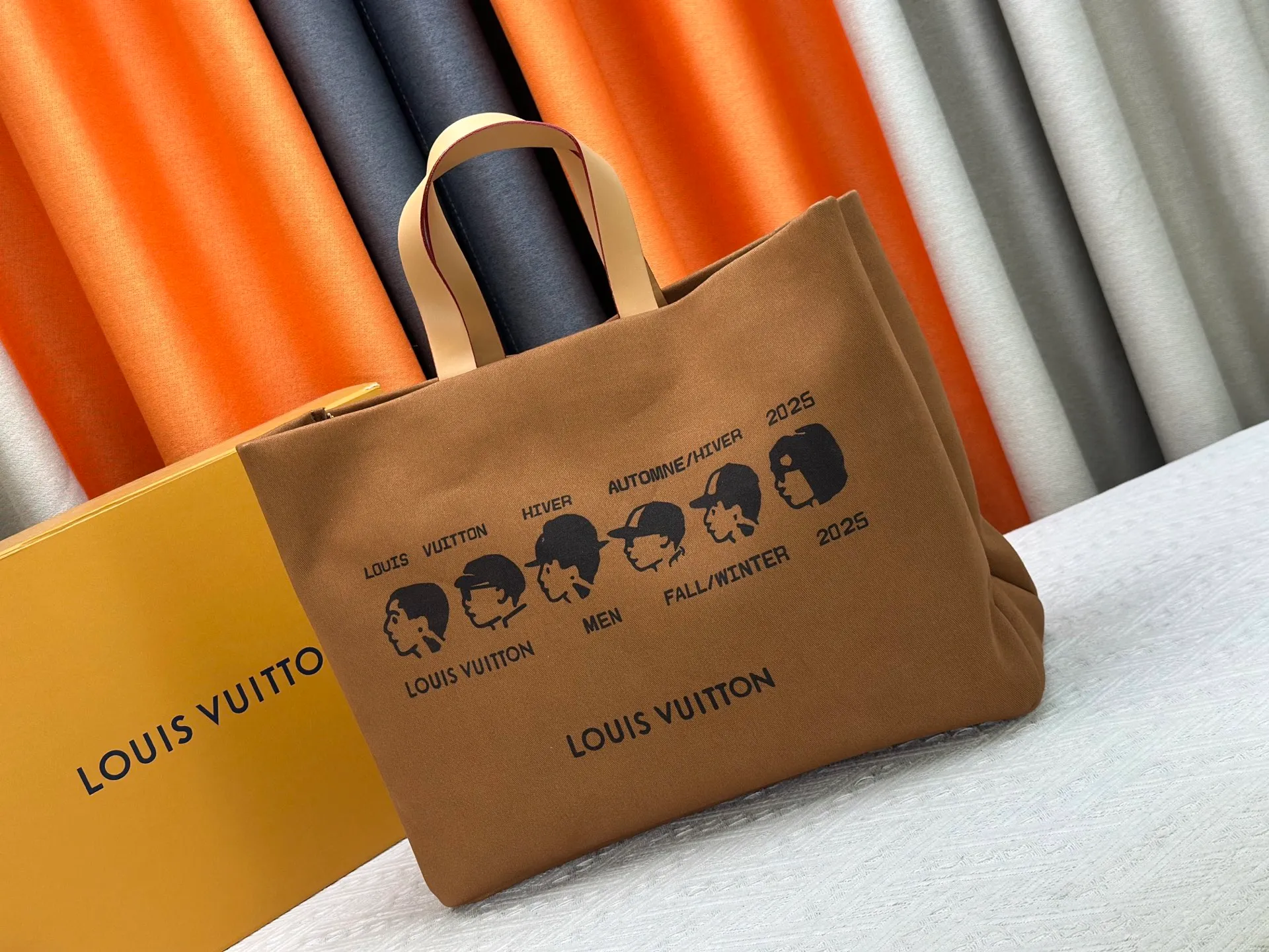 P320 M24457 M87698 Earthy Yellow This medium Shopper bag draws inspiration from the Louis Vuitton shopping bag, with the words Louis Vuitton and Maison Fondée En 1854 written in soft calfskin, with a top handle and a detachable shoulder strap. Size: 40x32x16cm