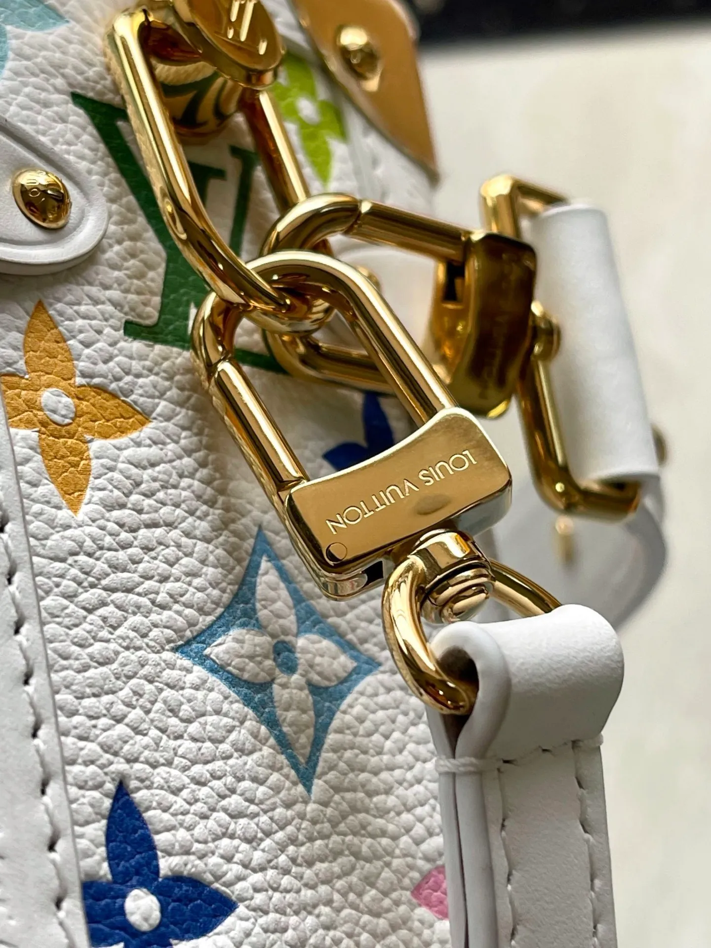 💰1220 (first-grain leather) Top-quality original item M14046 This medium-sized Side Trunk handbag uses a humorous Monogram pattern to express the smart style of the x Murakami Takashi reissue series. It is made of soft cow leather with reinforced metal corners and the iconic S-lock lock, which can easily accommodate daily needs. The square shape is a nod to the brand's classic luggage, and the removable studded handle and shoulder strap allow for flexible carrying. Dimensions: 23.5 × 16 × 8.5 cm