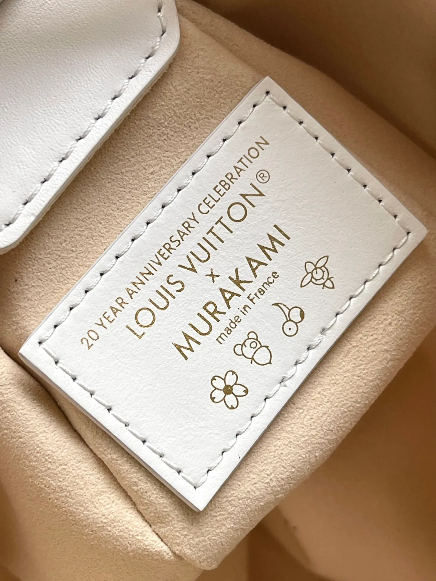 💰1220 (first-grain leather) Top-quality original item M14046 This medium-sized Side Trunk handbag uses a humorous Monogram pattern to express the smart style of the x Murakami Takashi reissue series. It is made of soft cow leather with reinforced metal corners and the iconic S-lock lock, which can easily accommodate daily needs. The square shape is a nod to the brand's classic luggage, and the removable studded handle and shoulder strap allow for flexible carrying. Dimensions: 23.5 × 16 × 8.5 cm