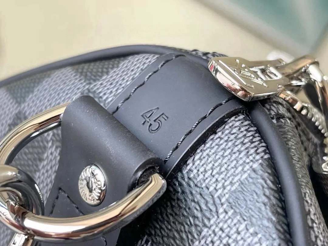 💰960 (size 45) top original order N41418 black grid with spacious capacity and flexible use. Durable, safe and reliable. Fashionable style, mature and stable. Features a secure double zipper and padlock, making it perfect for business or pleasure. Dimensions: 45 × 27 × 20 cm.