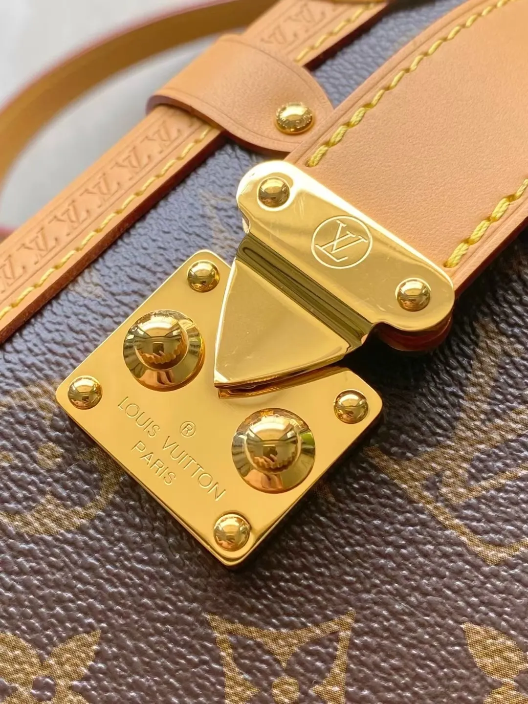 💰1140 Top original order M14513 This large Side Trunk handbag is made of Monogram canvas with contrasting leather trim. It is equipped with bright metal parts and a new extended chain. It has an eye-catching design to store daily needs. The S-lock buckle and hard-case style corners add to the brand style. Dimensions: 30 × 20 × 10cm