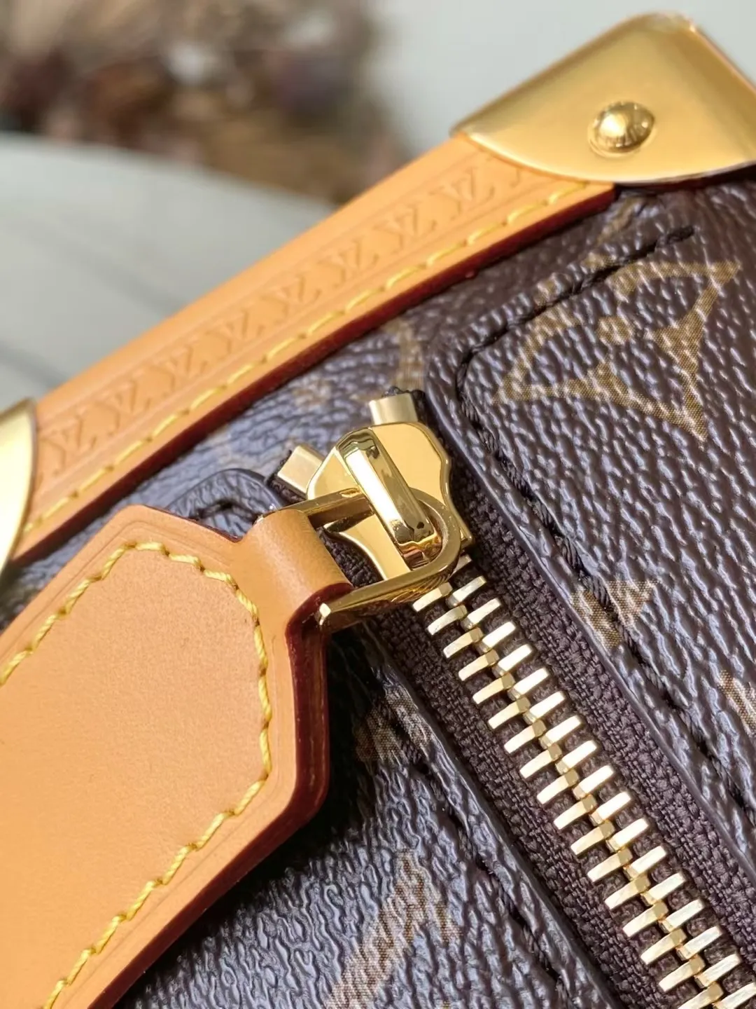 💰1140 Top original order M14513 This large Side Trunk handbag is made of Monogram canvas with contrasting leather trim. It is equipped with bright metal parts and a new extended chain. It has an eye-catching design to store daily needs. The S-lock buckle and hard-case style corners add to the brand style. Dimensions: 30 × 20 × 10cm