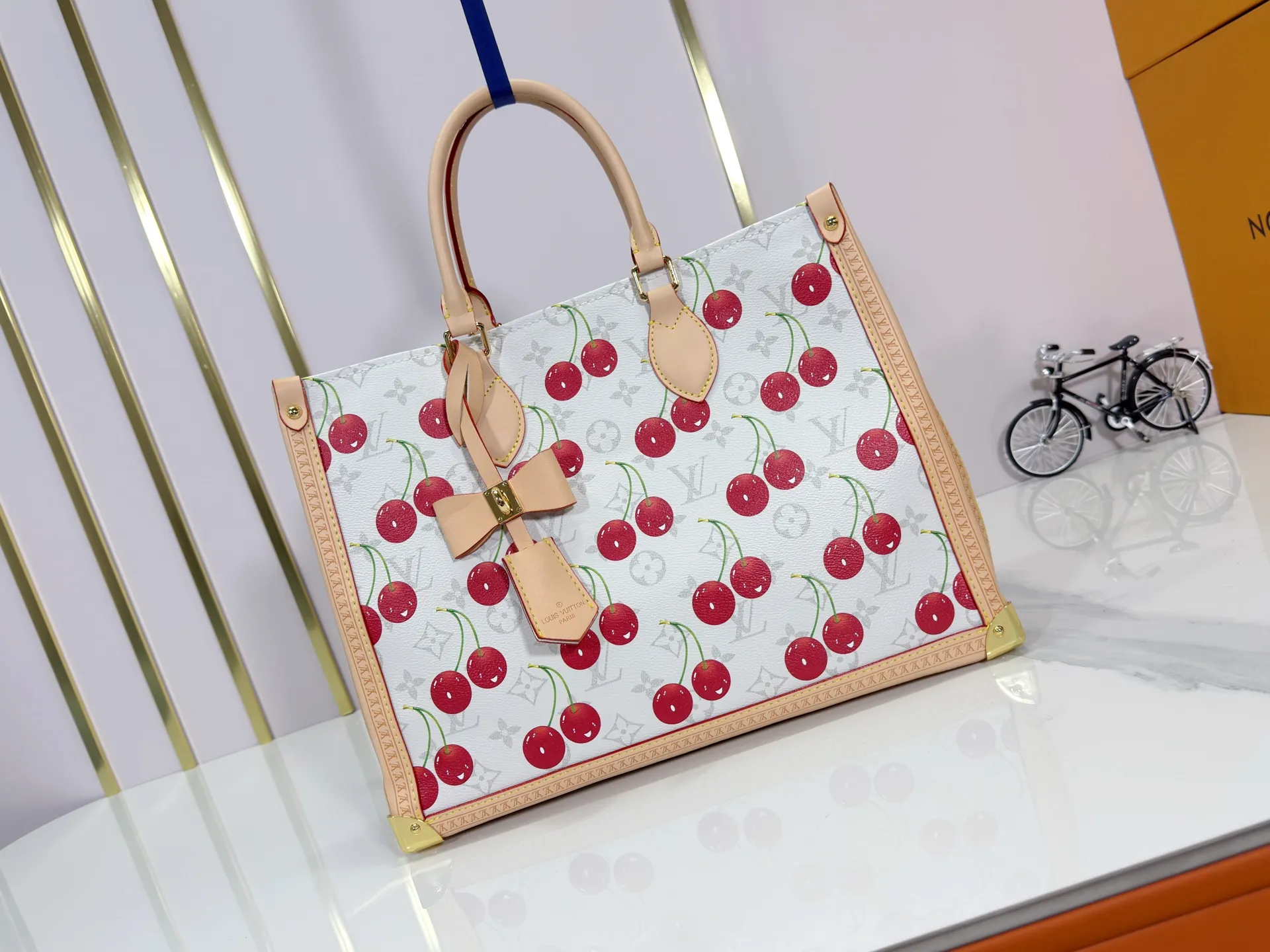 P320 upgrades the original M13079 Louis Vuitton x Takashi Murakami reissue series with a smart interpretation of the OnTheGo medium handbag. The colorful Monogram canvas body, cowhide leather trim and LV x TM key bag highlight the sophisticated style. The shiny corners recall the design of traditional Louis Vuitton luggage, and the shoulder strap and top handle allow for multiple carrying methods. Dimensions: 35.0 x 27.0 x 14.0 cm (length x height x width)