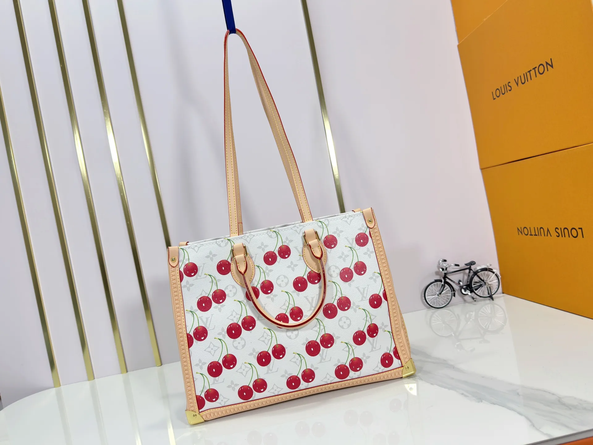 P320 upgrades the original M13079 Louis Vuitton x Takashi Murakami reissue series with a smart interpretation of the OnTheGo medium handbag. The colorful Monogram canvas body, cowhide leather trim and LV x TM key bag highlight the sophisticated style. The shiny corners recall the design of traditional Louis Vuitton luggage, and the shoulder strap and top handle allow for multiple carrying methods. Dimensions: 35.0 x 27.0 x 14.0 cm (length x height x width)