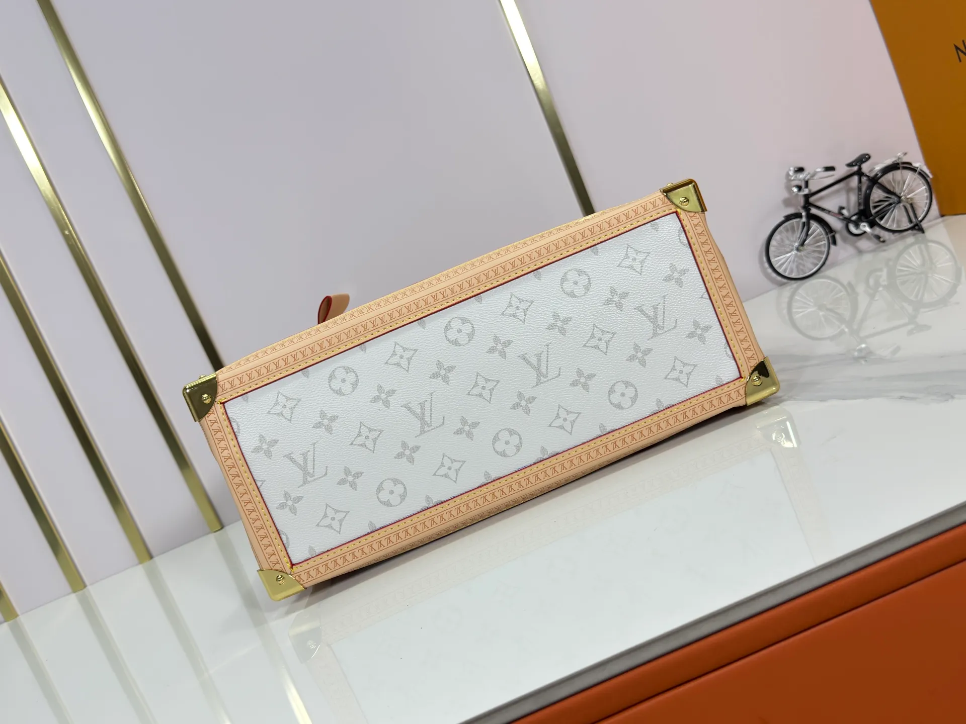 P320 upgrades the original M13079 Louis Vuitton x Takashi Murakami reissue series with a smart interpretation of the OnTheGo medium handbag. The colorful Monogram canvas body, cowhide leather trim and LV x TM key bag highlight the sophisticated style. The shiny corners recall the design of traditional Louis Vuitton luggage, and the shoulder strap and top handle allow for multiple carrying methods. Dimensions: 35.0 x 27.0 x 14.0 cm (length x height x width)