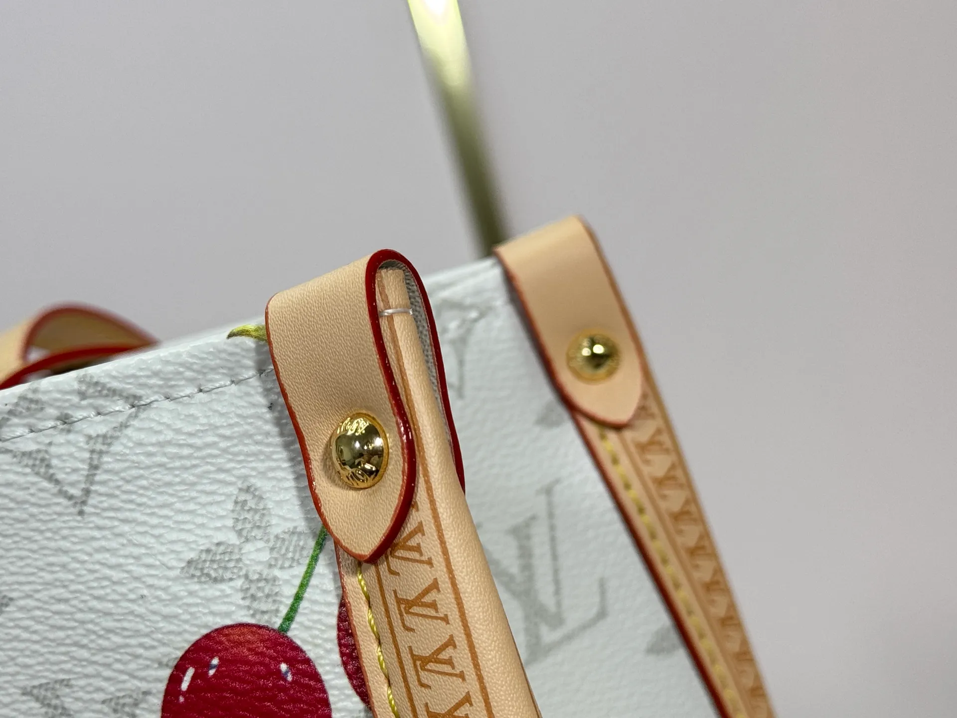 P320 upgrades the original M13079 Louis Vuitton x Takashi Murakami reissue series with a smart interpretation of the OnTheGo medium handbag. The colorful Monogram canvas body, cowhide leather trim and LV x TM key bag highlight the sophisticated style. The shiny corners recall the design of traditional Louis Vuitton luggage, and the shoulder strap and top handle allow for multiple carrying methods. Dimensions: 35.0 x 27.0 x 14.0 cm (length x height x width)