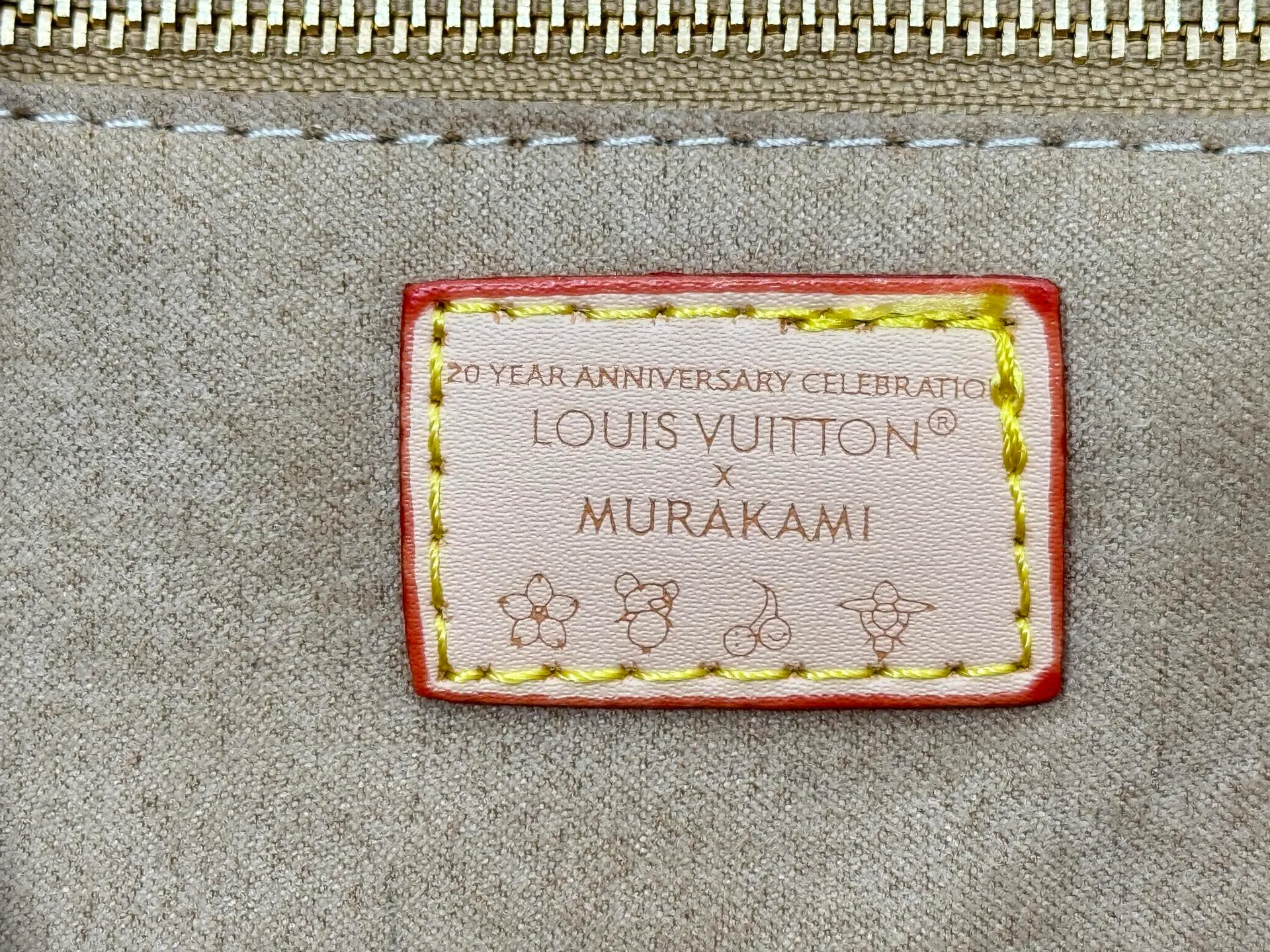 P320 upgrades the original M13079 Louis Vuitton x Takashi Murakami reissue series with a smart interpretation of the OnTheGo medium handbag. The colorful Monogram canvas body, cowhide leather trim and LV x TM key bag highlight the sophisticated style. The shiny corners recall the design of traditional Louis Vuitton luggage, and the shoulder strap and top handle allow for multiple carrying methods. Dimensions: 35.0 x 27.0 x 14.0 cm (length x height x width)