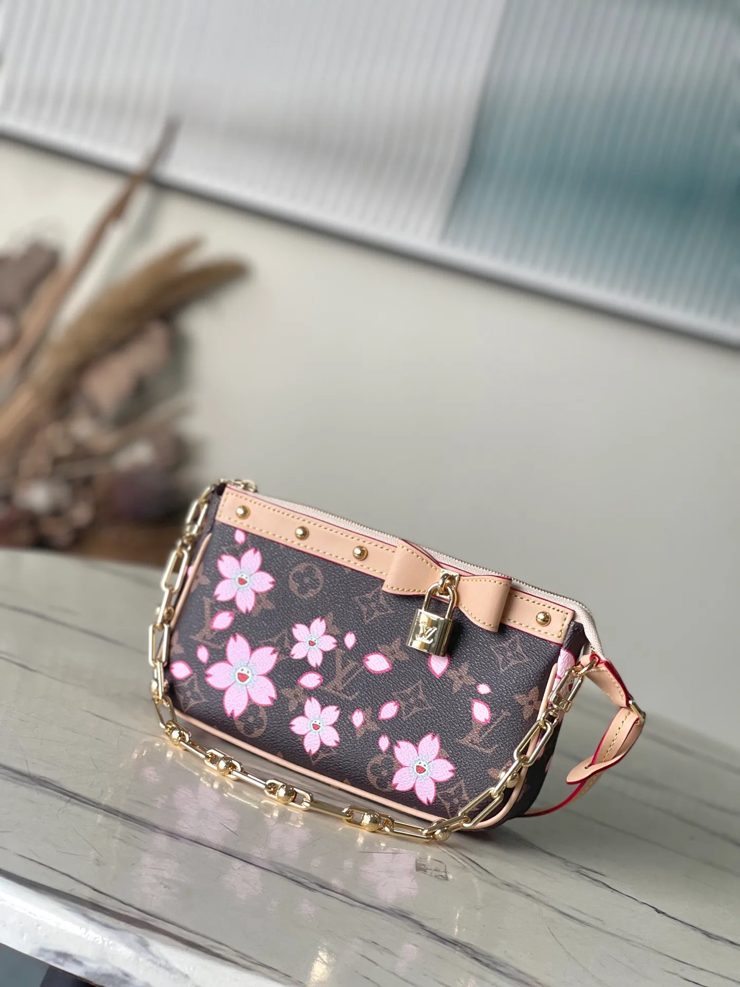 💰900 Top Original Order M13666 This Pochette Accessoires handbag is made of classic Monogram canvas with the bright Cherry Blossom pattern written by Takashi Murakami, which expresses the distinctive elements of the Louis Vuitton×Takashi Murakami replica series in a playful style. A leather bow and LV-engraved padlock accentuate the upper edge, while dazzling studs and a detachable chain add a touch of uninhibited style. Dimensions: 22 × 13 × 4 cm