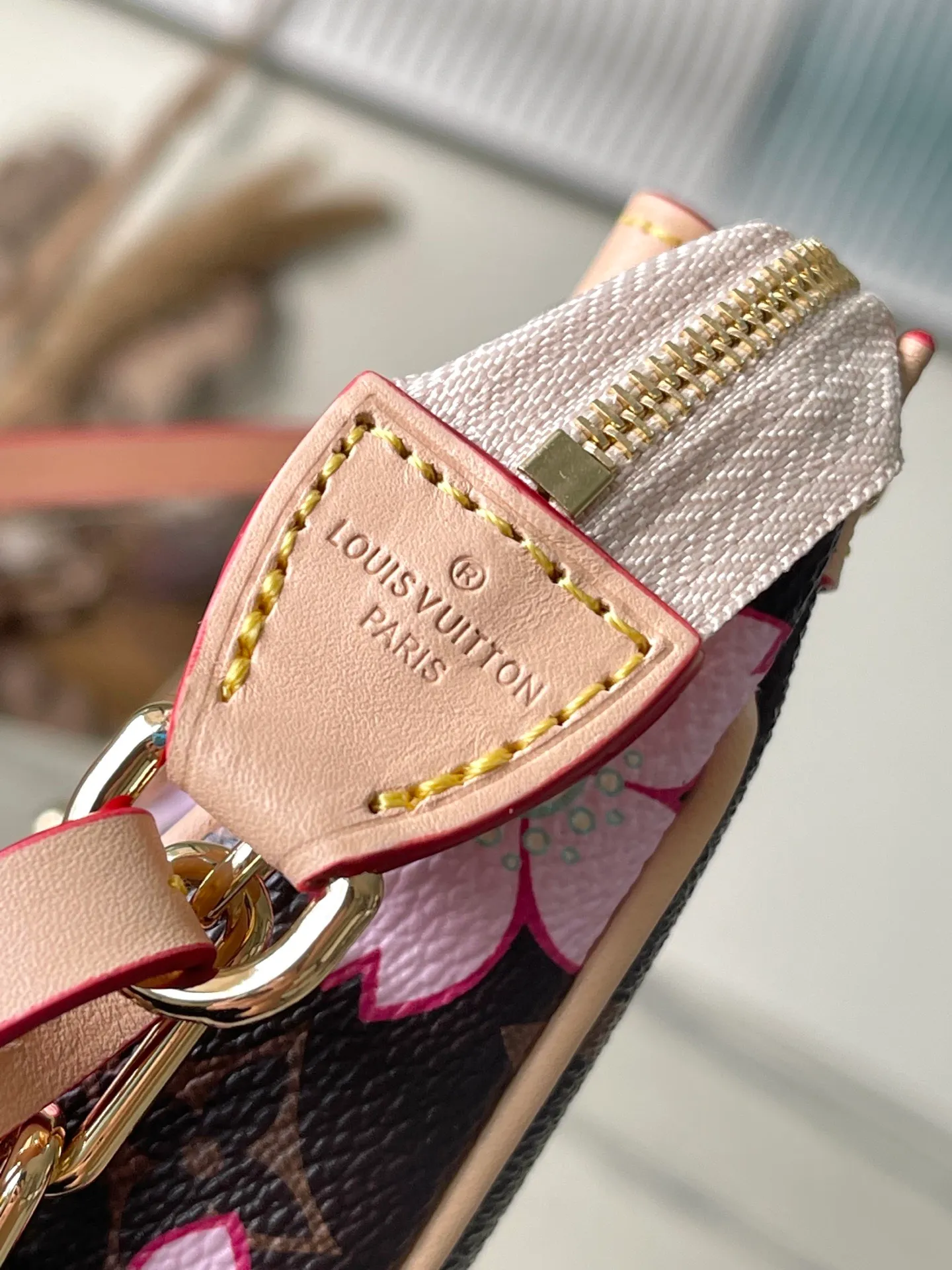 💰900 Top Original Order M13666 This Pochette Accessoires handbag is made of classic Monogram canvas with the bright Cherry Blossom pattern written by Takashi Murakami, which expresses the distinctive elements of the Louis Vuitton×Takashi Murakami replica series in a playful style. A leather bow and LV-engraved padlock accentuate the upper edge, while dazzling studs and a detachable chain add a touch of uninhibited style. Dimensions: 22 × 13 × 4 cm