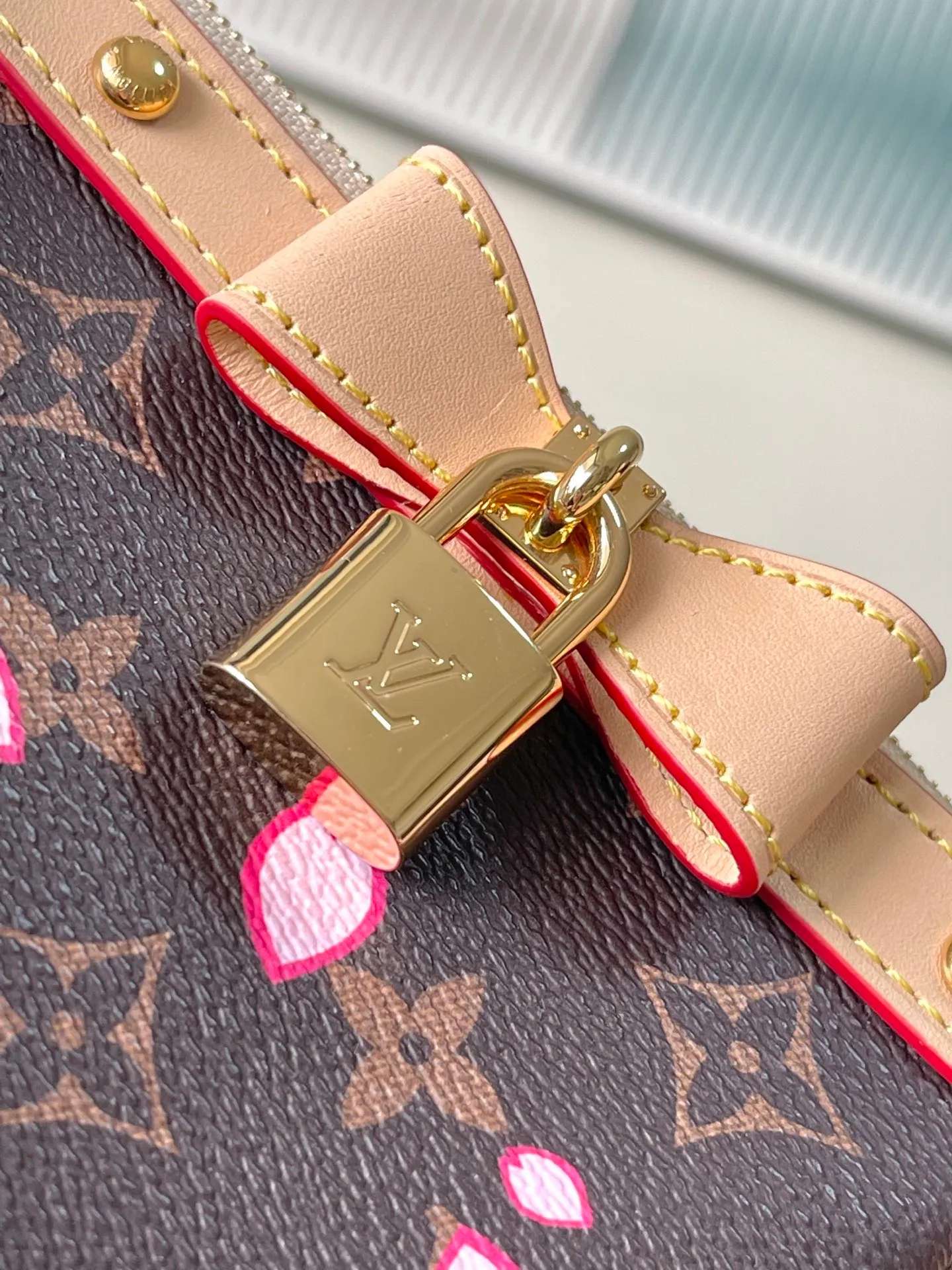 💰900 Top Original Order M13666 This Pochette Accessoires handbag is made of classic Monogram canvas with the bright Cherry Blossom pattern written by Takashi Murakami, which expresses the distinctive elements of the Louis Vuitton×Takashi Murakami replica series in a playful style. A leather bow and LV-engraved padlock accentuate the upper edge, while dazzling studs and a detachable chain add a touch of uninhibited style. Dimensions: 22 × 13 × 4 cm