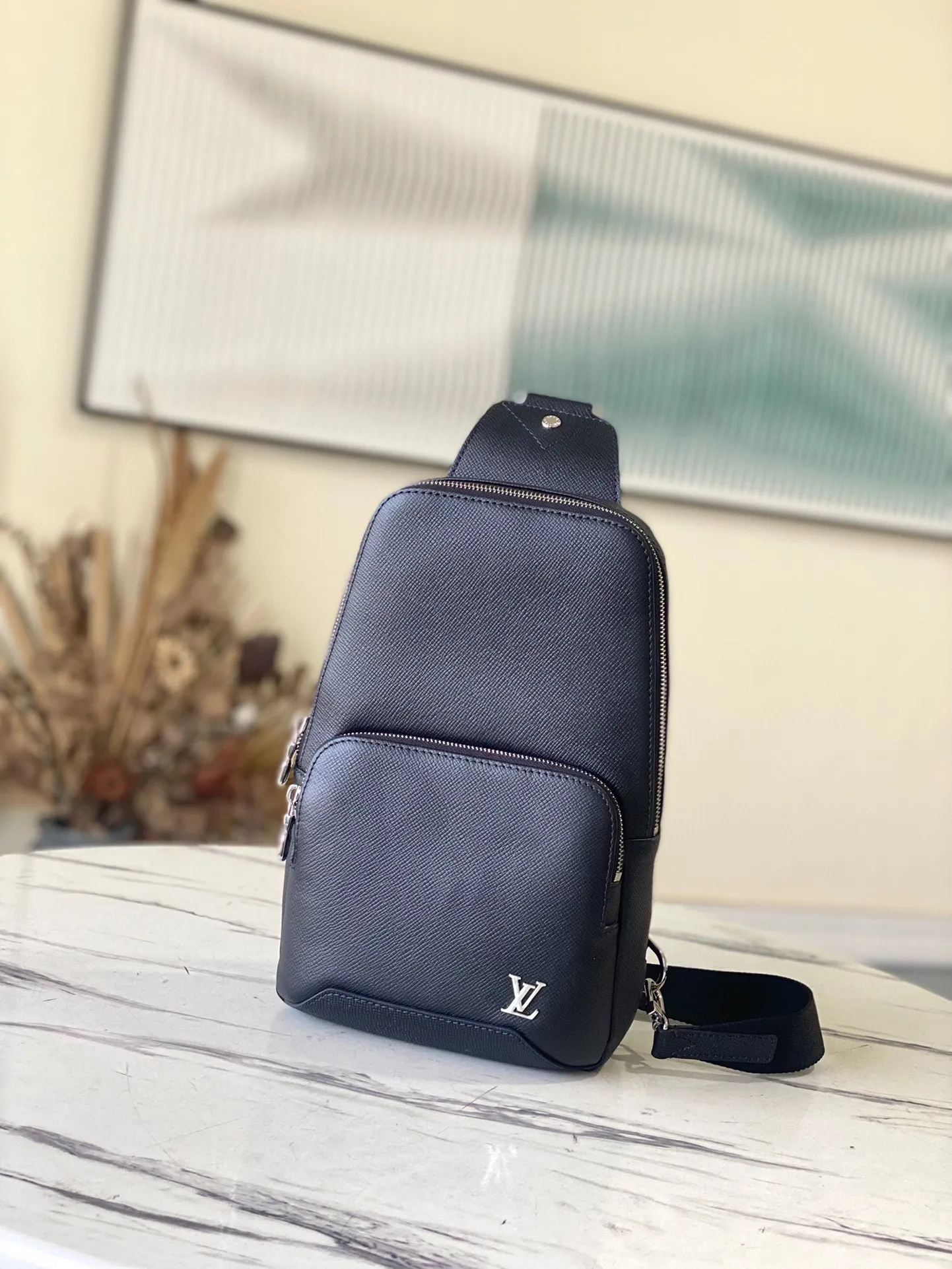 💰820 (first-grain leather) top-quality original M30443 Avenue shoulder bag uses Taïga leather to outline iconic lines, embellished with letters, and has a front zipper pocket and an inner patch pocket to integrate functionality, providing a trendy alternative to traditional backpacks. Adjustable shoulder straps and hook buckles enable left and right carrying options. Dimensions: 20.0 x 31.0 x 10.0 cm
