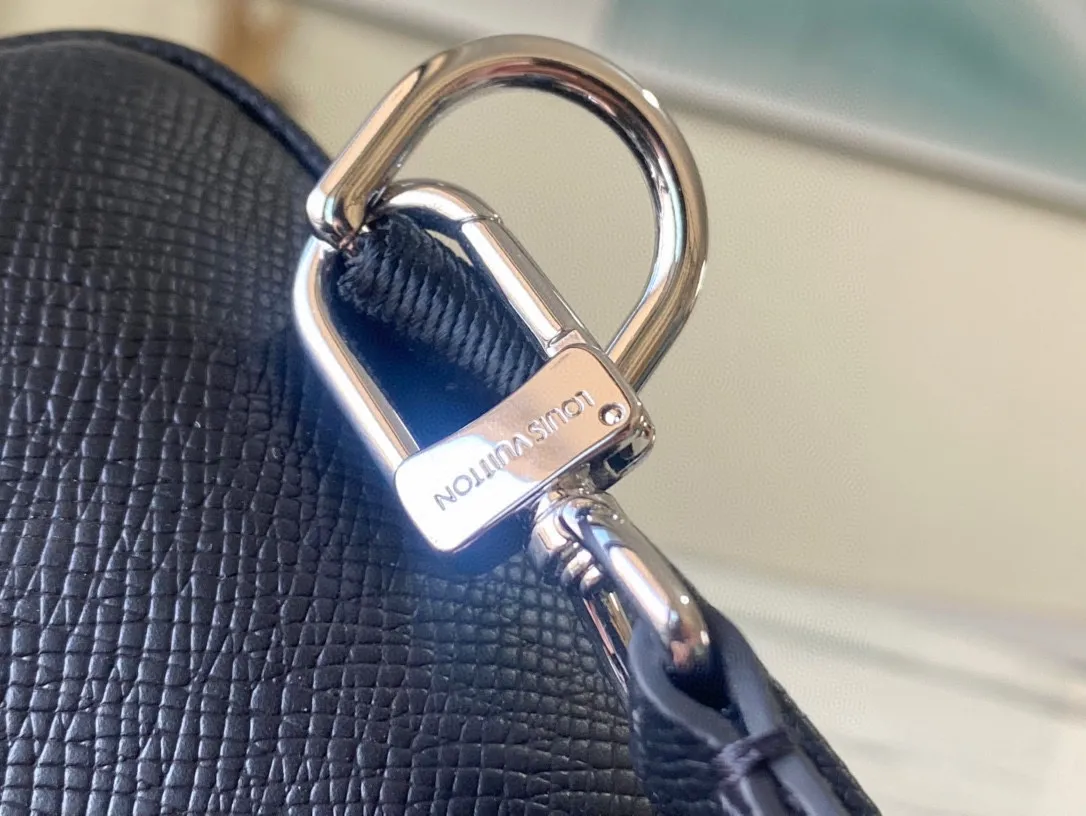 💰820 (first-grain leather) top-quality original M30443 Avenue shoulder bag uses Taïga leather to outline iconic lines, embellished with letters, and has a front zipper pocket and an inner patch pocket to integrate functionality, providing a trendy alternative to traditional backpacks. Adjustable shoulder straps and hook buckles enable left and right carrying options. Dimensions: 20.0 x 31.0 x 10.0 cm