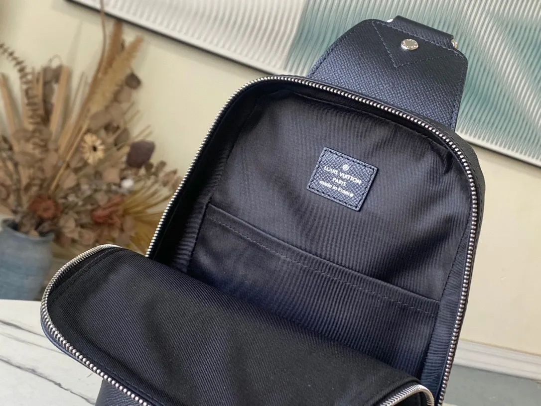 💰820 (first-grain leather) top-quality original M30443 Avenue shoulder bag uses Taïga leather to outline iconic lines, embellished with letters, and has a front zipper pocket and an inner patch pocket to integrate functionality, providing a trendy alternative to traditional backpacks. Adjustable shoulder straps and hook buckles enable left and right carrying options. Dimensions: 20.0 x 31.0 x 10.0 cm