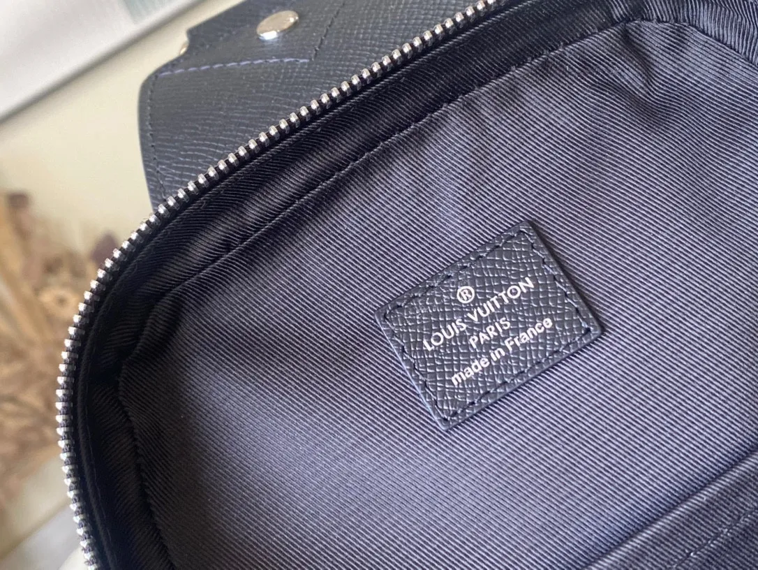 💰820 (first-grain leather) top-quality original M30443 Avenue shoulder bag uses Taïga leather to outline iconic lines, embellished with letters, and has a front zipper pocket and an inner patch pocket to integrate functionality, providing a trendy alternative to traditional backpacks. Adjustable shoulder straps and hook buckles enable left and right carrying options. Dimensions: 20.0 x 31.0 x 10.0 cm