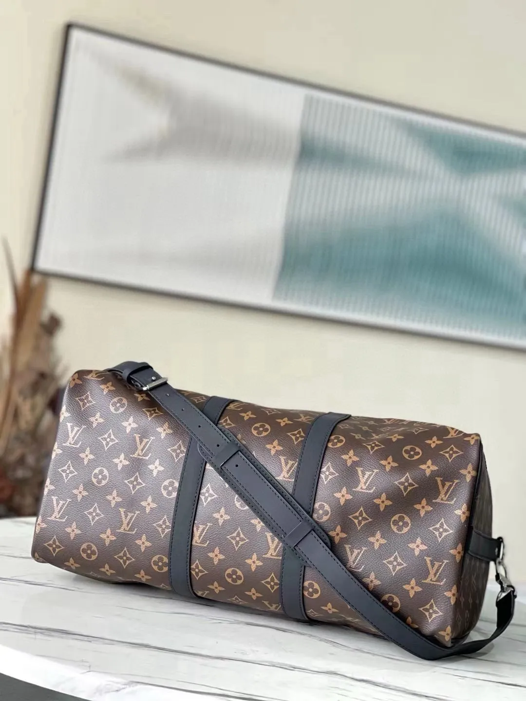 💰960 (45 size) top original order M56711 presbyopic black leather, spacious capacity, flexible use. Durable, safe and reliable. Fashionable style, mature and stable. Features a secure double zipper and padlock, making it perfect for business or pleasure. Dimensions: 45 × 27 × 20 cm. 68%