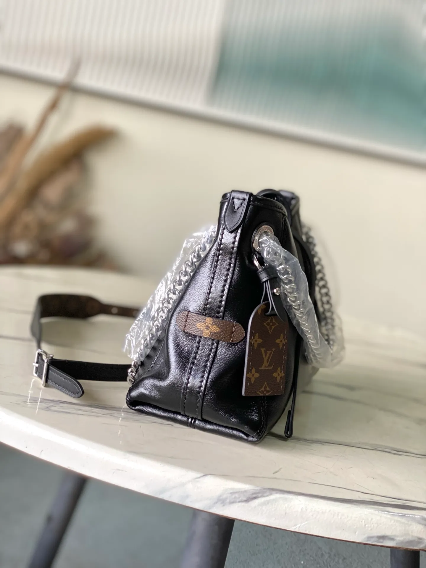 💰1100 (top layer leather) top original order M12888 This CarryAllBB handbag outlines a plump outline with neat lines. The classic sheepskin is embellished with a shiny Monogram flower metal chain, which contrasts with the Monogram canvas brand name. The zippered inner pocket allows for easy access to cards and small items. Dimensions: 26 × 17 × 10 cm