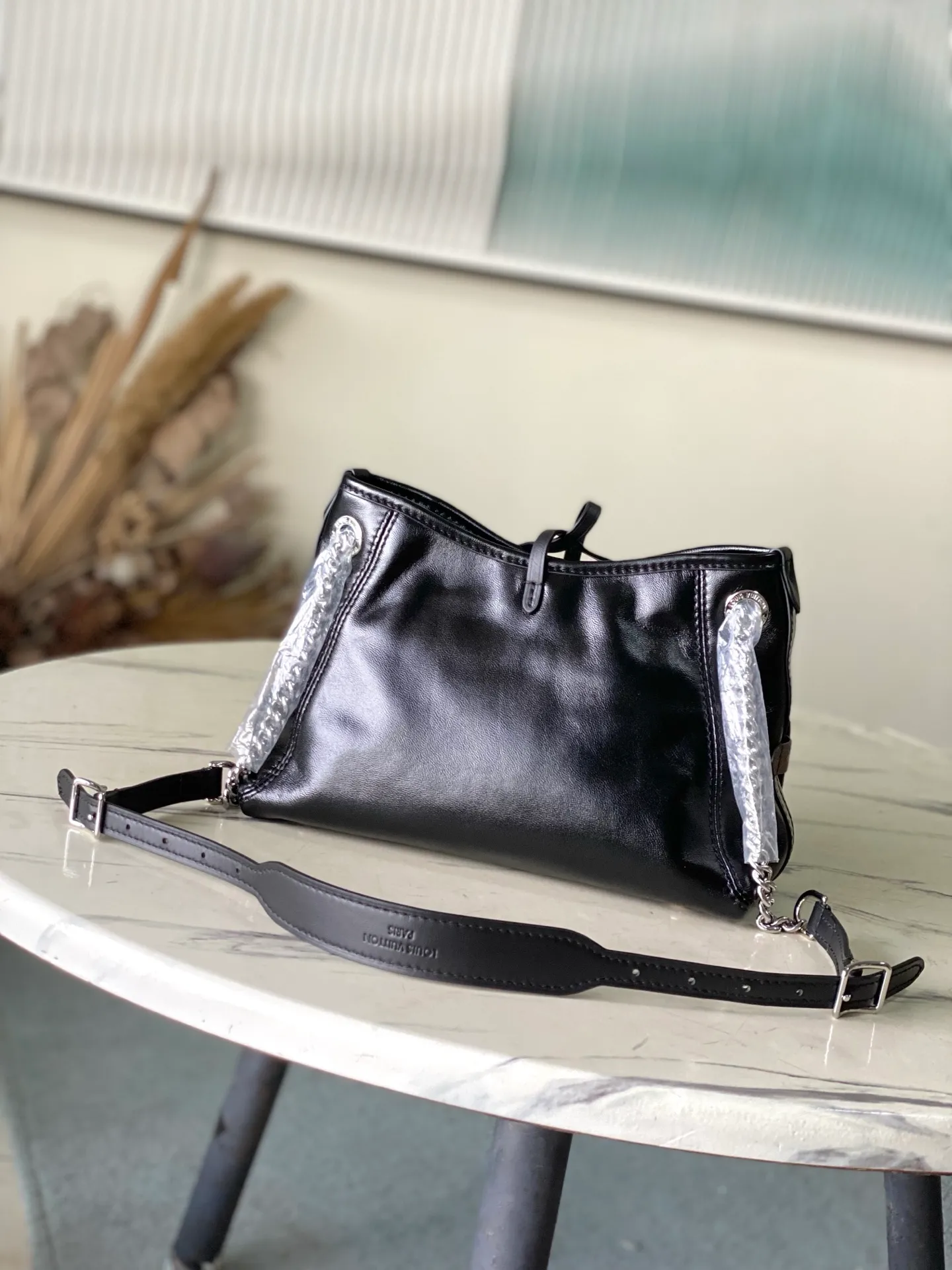 💰1100 (top layer leather) top original order M12888 This CarryAllBB handbag outlines a plump outline with neat lines. The classic sheepskin is embellished with a shiny Monogram flower metal chain, which contrasts with the Monogram canvas brand name. The zippered inner pocket allows for easy access to cards and small items. Dimensions: 26 × 17 × 10 cm