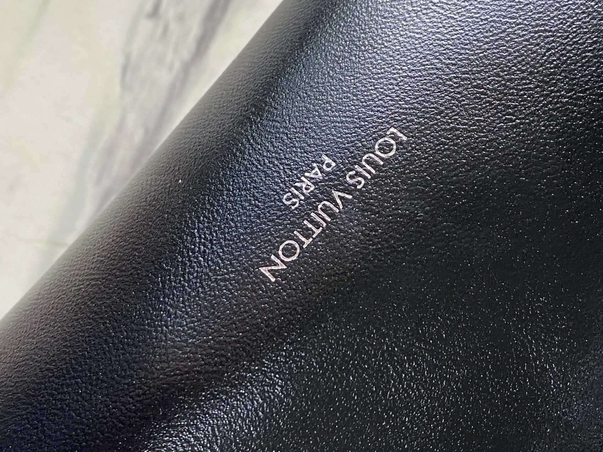 💰1100 (top layer leather) top original order M12888 This CarryAllBB handbag outlines a plump outline with neat lines. The classic sheepskin is embellished with a shiny Monogram flower metal chain, which contrasts with the Monogram canvas brand name. The zippered inner pocket allows for easy access to cards and small items. Dimensions: 26 × 17 × 10 cm