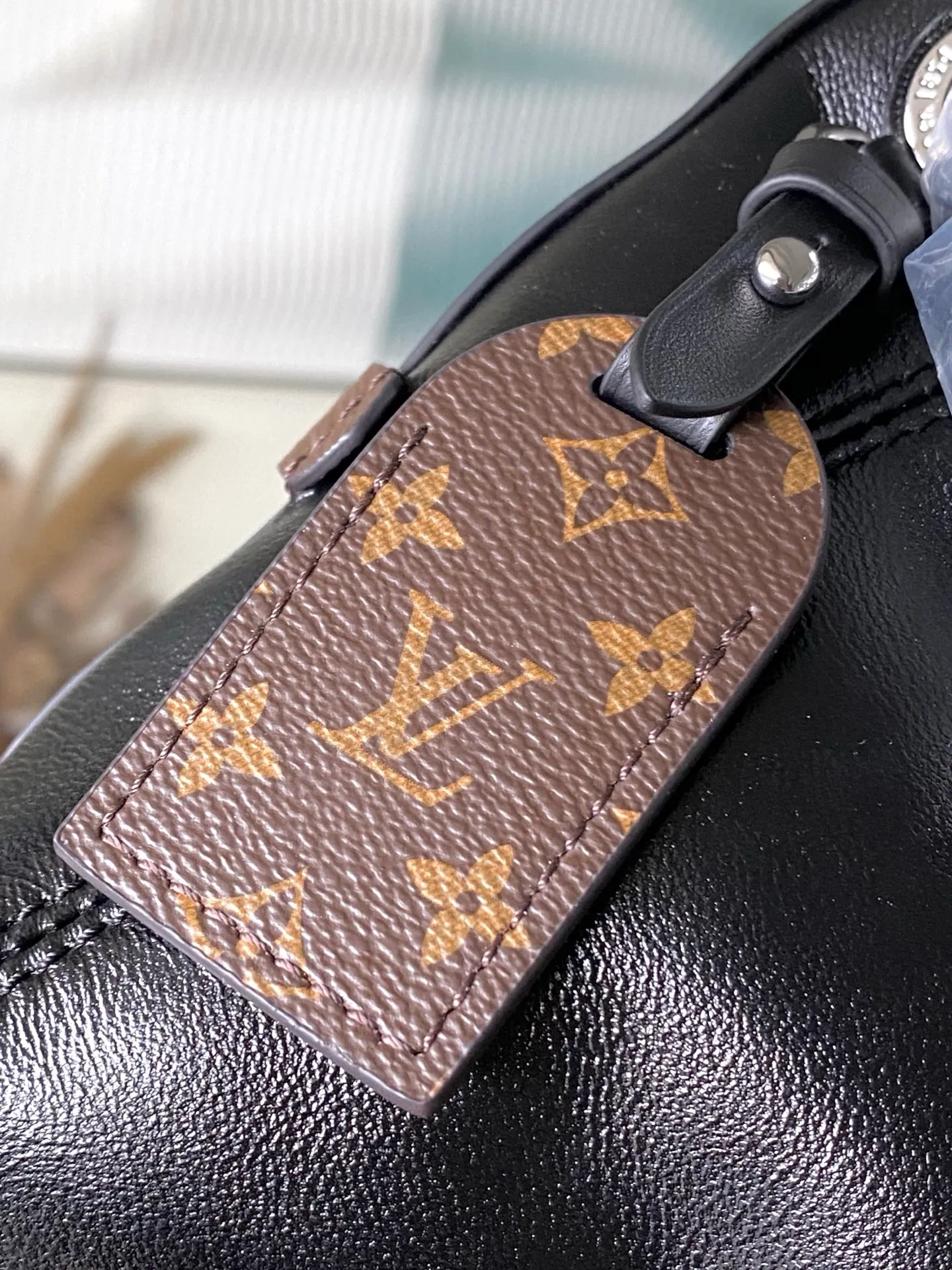 💰1100 (top layer leather) top original order M12888 This CarryAllBB handbag outlines a plump outline with neat lines. The classic sheepskin is embellished with a shiny Monogram flower metal chain, which contrasts with the Monogram canvas brand name. The zippered inner pocket allows for easy access to cards and small items. Dimensions: 26 × 17 × 10 cm