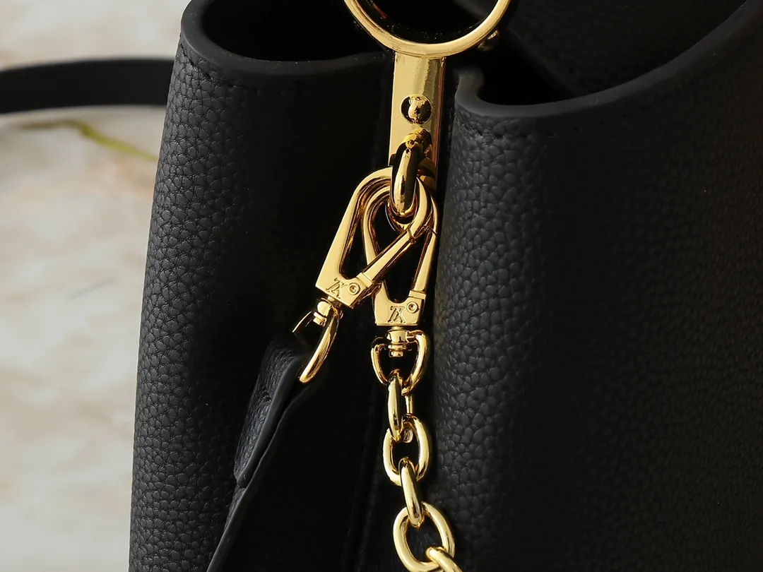 💰400💰Guangzhou goods Upgraded original M00014 M00013 M00015 [New size] This Capucines new size handbag shows soft beauty: Taurillon leather bag body with light-colored flap and top handle, enamel Monogram flower chain can also achieve a shoulder-carrying experience. Wear the slim leather strap to explore more styling possibilities. Dimensions 27 x 17.3 x 9 cm (length x height x width)