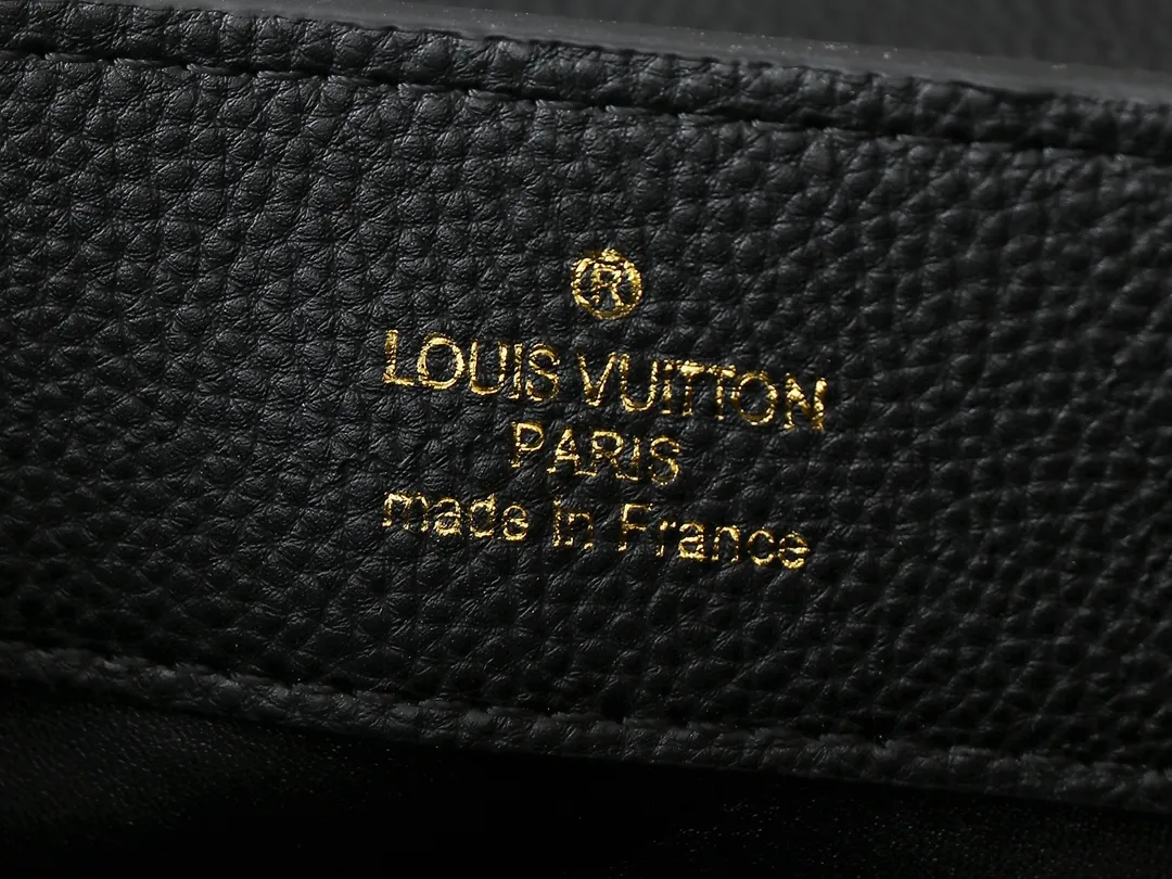 💰400💰Guangzhou goods Upgraded original M00014 M00013 M00015 [New size] This Capucines new size handbag shows soft beauty: Taurillon leather bag body with light-colored flap and top handle, enamel Monogram flower chain can also achieve a shoulder-carrying experience. Wear the slim leather strap to explore more styling possibilities. Dimensions 27 x 17.3 x 9 cm (length x height x width)
