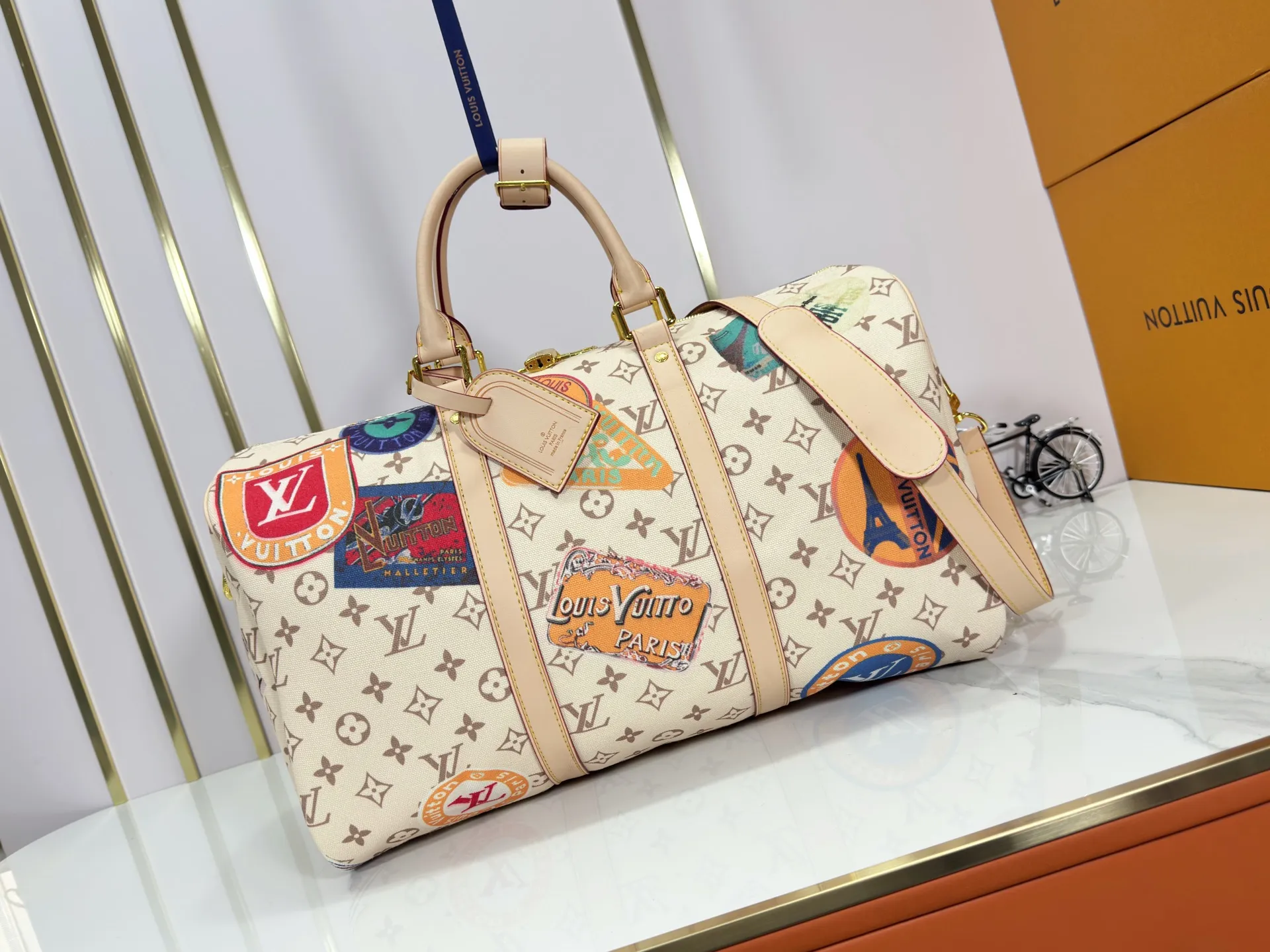 P360M41418 M14736 This model is "Kipol 45" sewn with a single canvas. The Louis Vuitton travel sticker pack creates a gorgeous vibe and is perfect for any traveler. The leather trimming that further enhances the retro-style charm is also attractive. The optional carry-on bag (which varies by airline and device used) features two top handles and removable and adjustable shoulder straps for multiple carrying options.  45,0