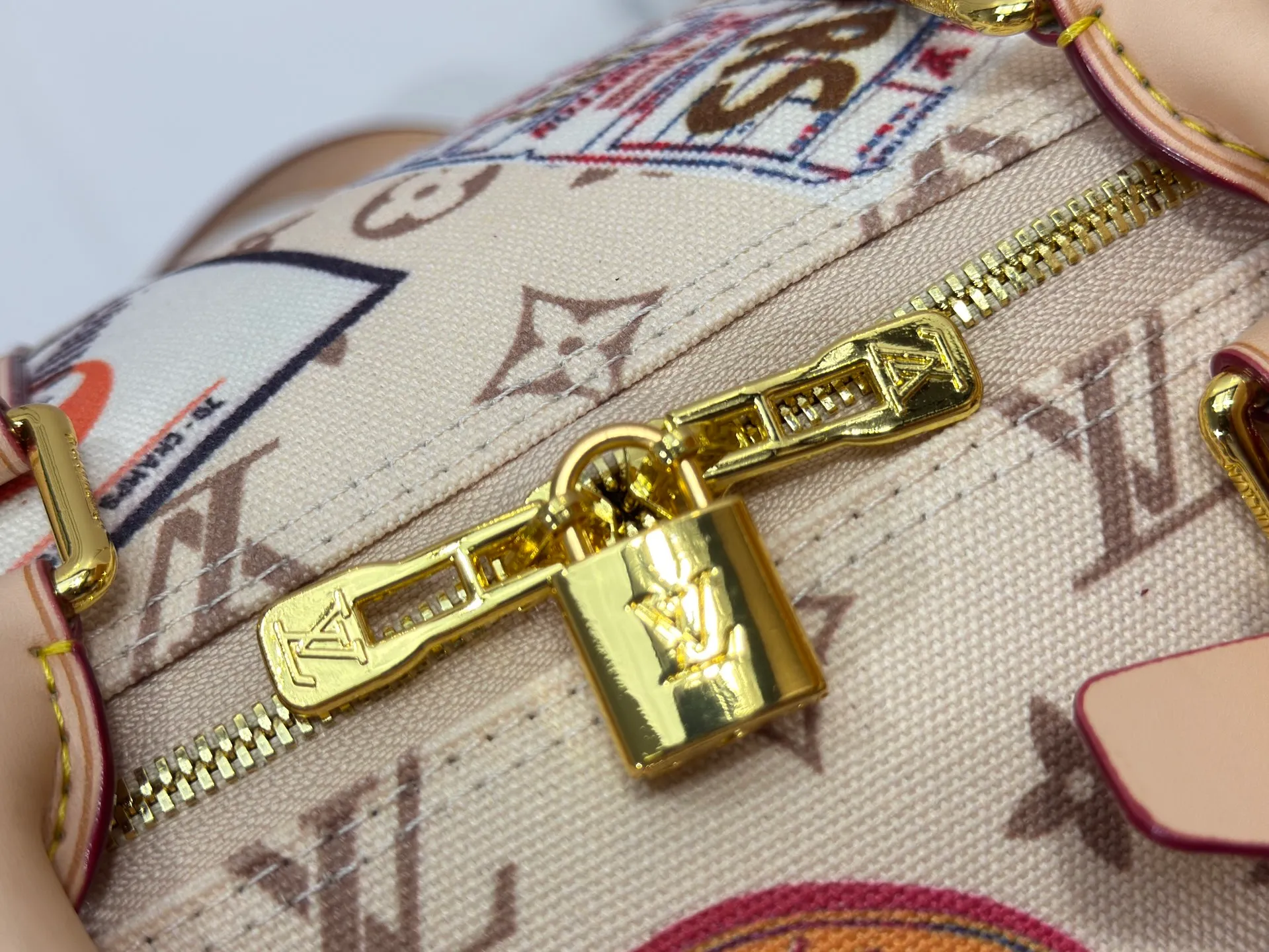 P360M41418 M14736 This model is "Kipol 45" sewn with a single canvas. The Louis Vuitton travel sticker pack creates a gorgeous vibe and is perfect for any traveler. The leather trimming that further enhances the retro-style charm is also attractive. The optional carry-on bag (which varies by airline and device used) features two top handles and removable and adjustable shoulder straps for multiple carrying options.  45,0