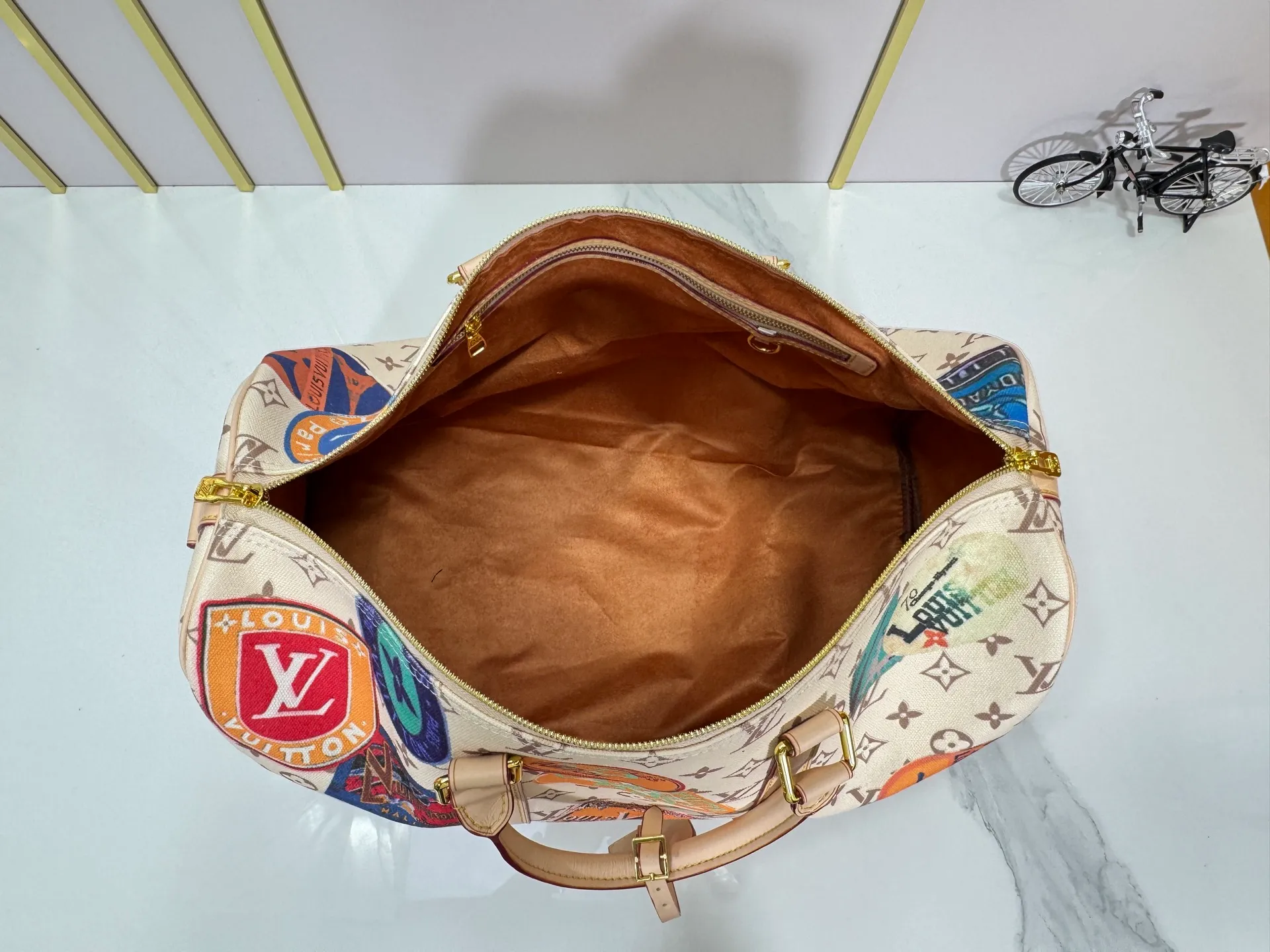 P360M41418 M14736 This model is "Kipol 45" sewn with a single canvas. The Louis Vuitton travel sticker pack creates a gorgeous vibe and is perfect for any traveler. The leather trimming that further enhances the retro-style charm is also attractive. The optional carry-on bag (which varies by airline and device used) features two top handles and removable and adjustable shoulder straps for multiple carrying options.  45,0