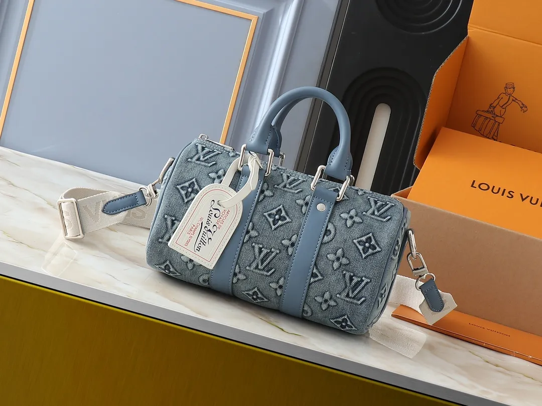 💰240💰Upgraded from the original M22762 denim blue embossed version, this Keepall Bandoulière 25 handbag displays the vintage texture of Monogram Washed Demin canvas. The Monogram pattern is outlined with embossing and hand-painting techniques, as if it were a faded denim that has been baptized by time. It is paired with a retro-style nameplate and a detachable and adjustable shoulder strap. Dimensions: 25 x 15 x 11 cm