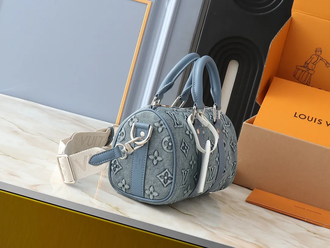 💰240💰Upgraded from the original M22762 denim blue embossed version, this Keepall Bandoulière 25 handbag displays the vintage texture of Monogram Washed Demin canvas. The Monogram pattern is outlined with embossing and hand-painting techniques, as if it were a faded denim that has been baptized by time. It is paired with a retro-style nameplate and a detachable and adjustable shoulder strap. Dimensions: 25 x 15 x 11 cm