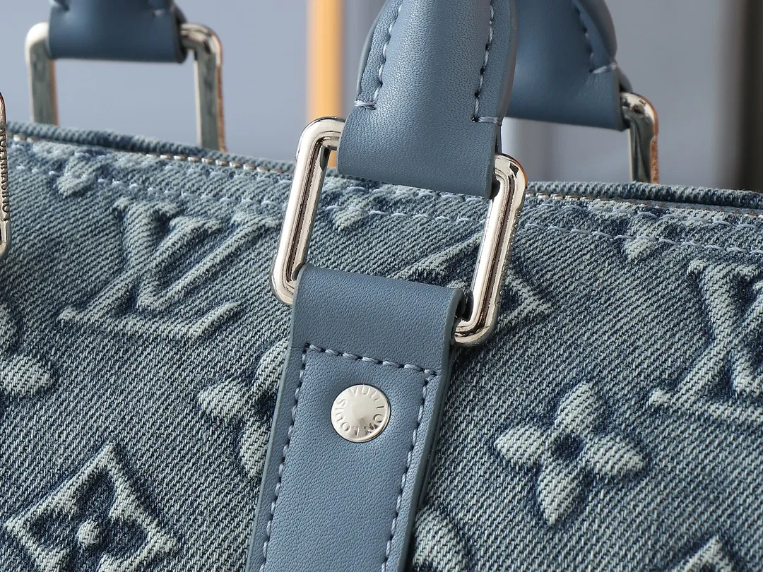 💰240💰Upgraded from the original M22762 denim blue embossed version, this Keepall Bandoulière 25 handbag displays the vintage texture of Monogram Washed Demin canvas. The Monogram pattern is outlined with embossing and hand-painting techniques, as if it were a faded denim that has been baptized by time. It is paired with a retro-style nameplate and a detachable and adjustable shoulder strap. Dimensions: 25 x 15 x 11 cm