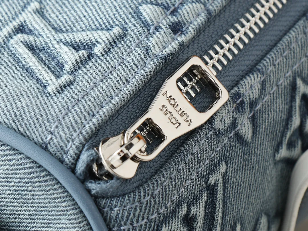 💰240💰Upgraded from the original M22762 denim blue embossed version, this Keepall Bandoulière 25 handbag displays the vintage texture of Monogram Washed Demin canvas. The Monogram pattern is outlined with embossing and hand-painting techniques, as if it were a faded denim that has been baptized by time. It is paired with a retro-style nameplate and a detachable and adjustable shoulder strap. Dimensions: 25 x 15 x 11 cm
