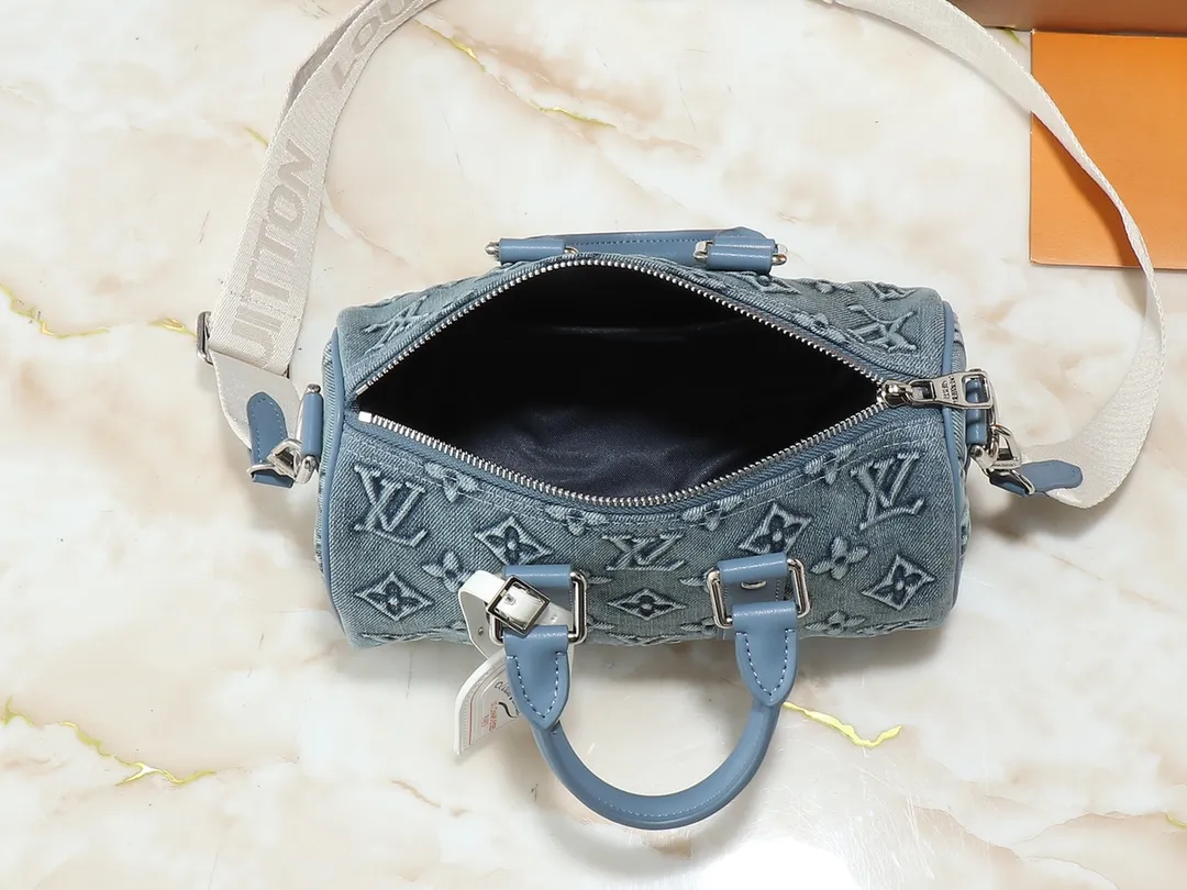💰240💰Upgraded from the original M22762 denim blue embossed version, this Keepall Bandoulière 25 handbag displays the vintage texture of Monogram Washed Demin canvas. The Monogram pattern is outlined with embossing and hand-painting techniques, as if it were a faded denim that has been baptized by time. It is paired with a retro-style nameplate and a detachable and adjustable shoulder strap. Dimensions: 25 x 15 x 11 cm