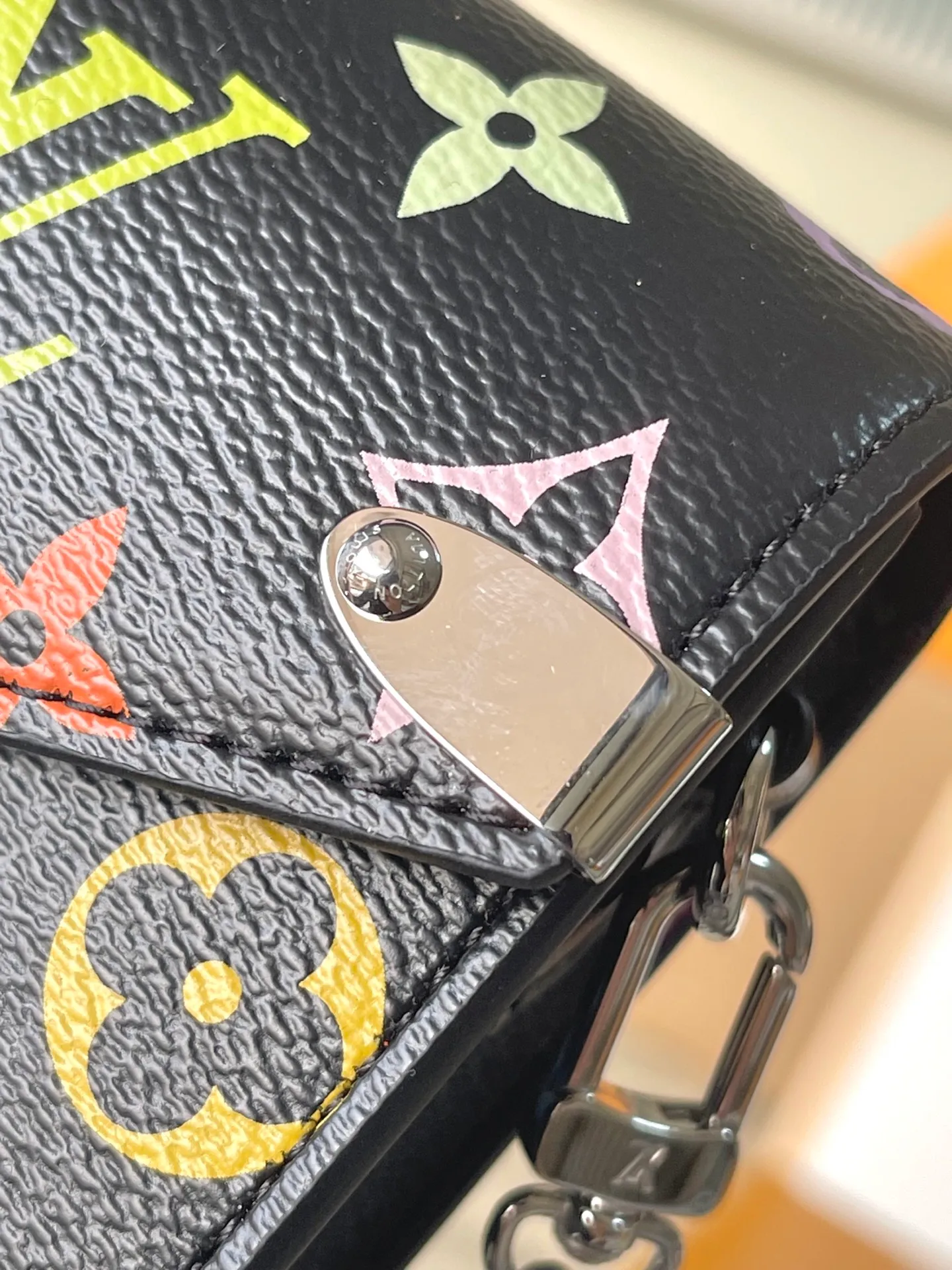 💰880 Top original order M14098 This Metis mobile phone bag is from the Louis Vuitton × Murakami reissue series. It uses colorful Monogram coated canvas to show its lively personality. The flip cover is equipped with rivet corners and S-lock clasp, which pays tribute to the brand's traditional hard case design and can easily store mobile phones and keys. The detachable chain allows for multiple carrying methods. 17.5×4×10.4 cm