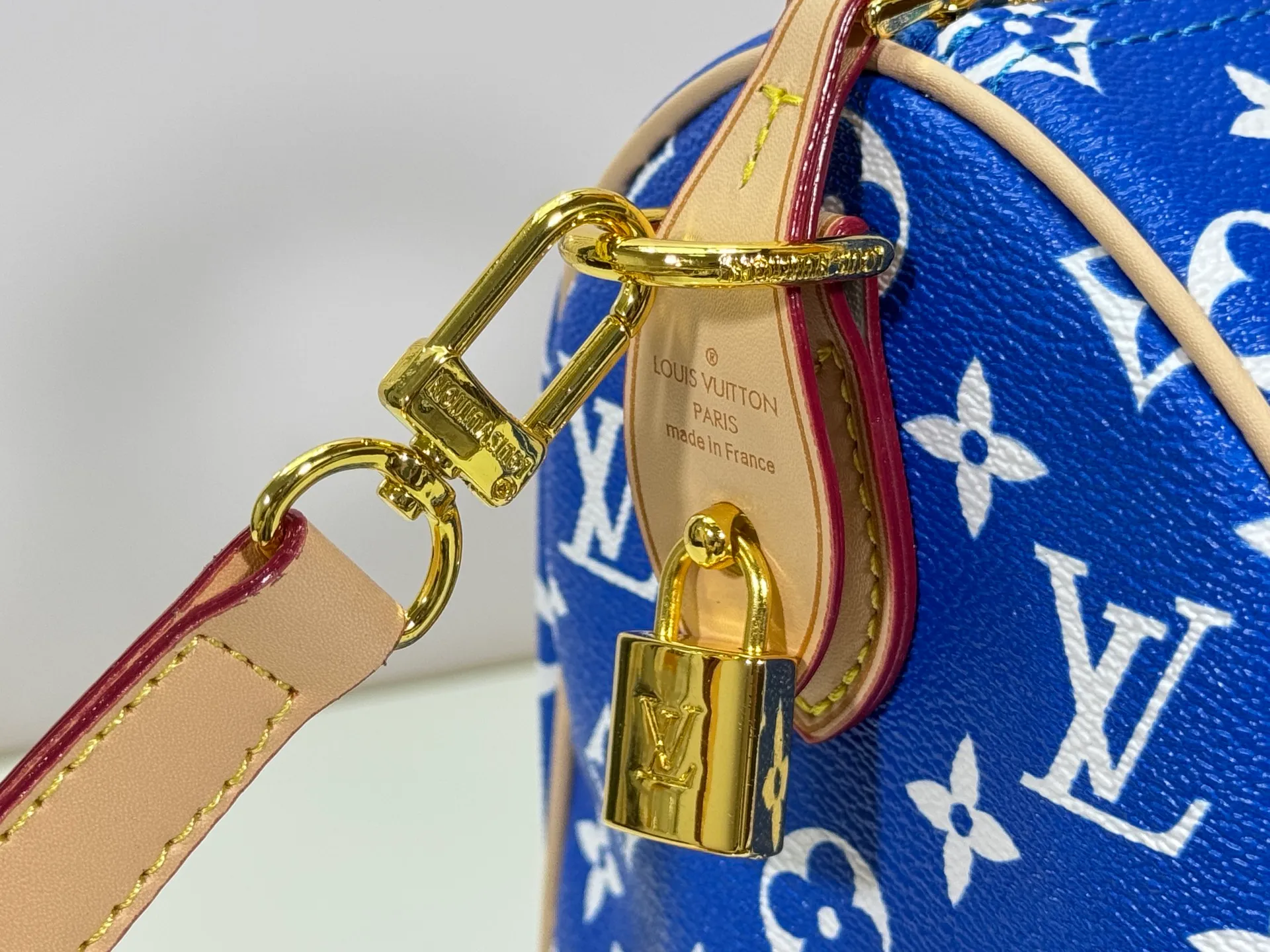 P280 Upgraded original M24426 M24425 M24424 M24423 M24443 M This Speedy Bandoulière 25 Monogram Leather handbag is made of soft cow leather and uses Monogram pattern to reproduce the elegant look and feel of canvas printing. Dazzling metal hardware, sheepskin lining and nameplate all reflect Creative Director Pharrell Williams' relentless attention to detail. Dimensions: 25.0 x 15.0 x 15.0 cm (length x height x width)