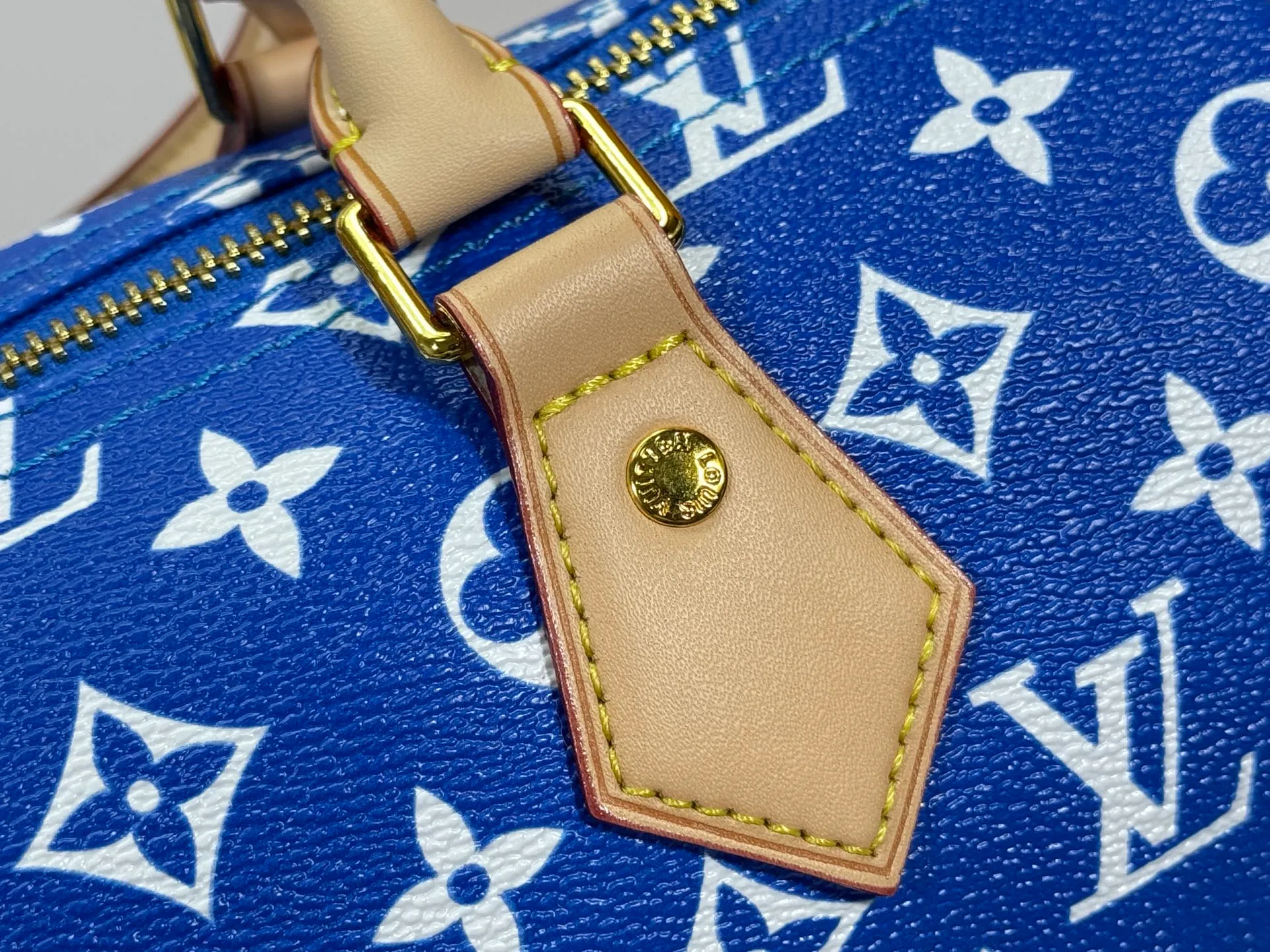 P280 Upgraded original M24426 M24425 M24424 M24423 M24443 M This Speedy Bandoulière 25 Monogram Leather handbag is made of soft cow leather and uses Monogram pattern to reproduce the elegant look and feel of canvas printing. Dazzling metal hardware, sheepskin lining and nameplate all reflect Creative Director Pharrell Williams' relentless attention to detail. Dimensions: 25.0 x 15.0 x 15.0 cm (length x height x width)