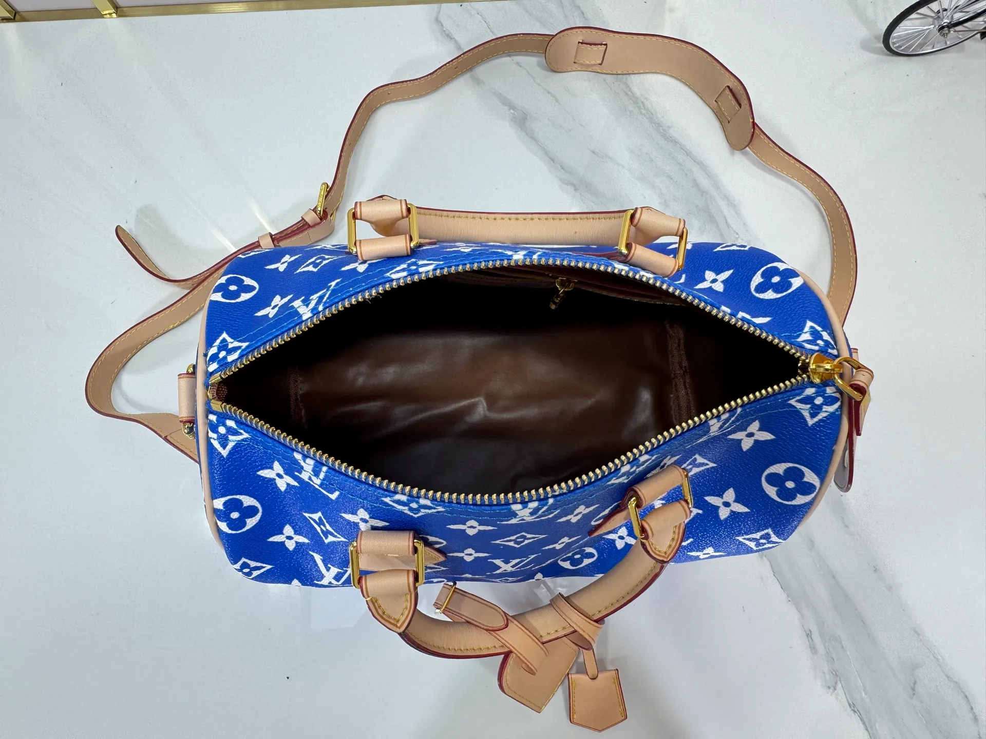 P280 Upgraded original M24426 M24425 M24424 M24423 M24443 M This Speedy Bandoulière 25 Monogram Leather handbag is made of soft cow leather and uses Monogram pattern to reproduce the elegant look and feel of canvas printing. Dazzling metal hardware, sheepskin lining and nameplate all reflect Creative Director Pharrell Williams' relentless attention to detail. Dimensions: 25.0 x 15.0 x 15.0 cm (length x height x width)