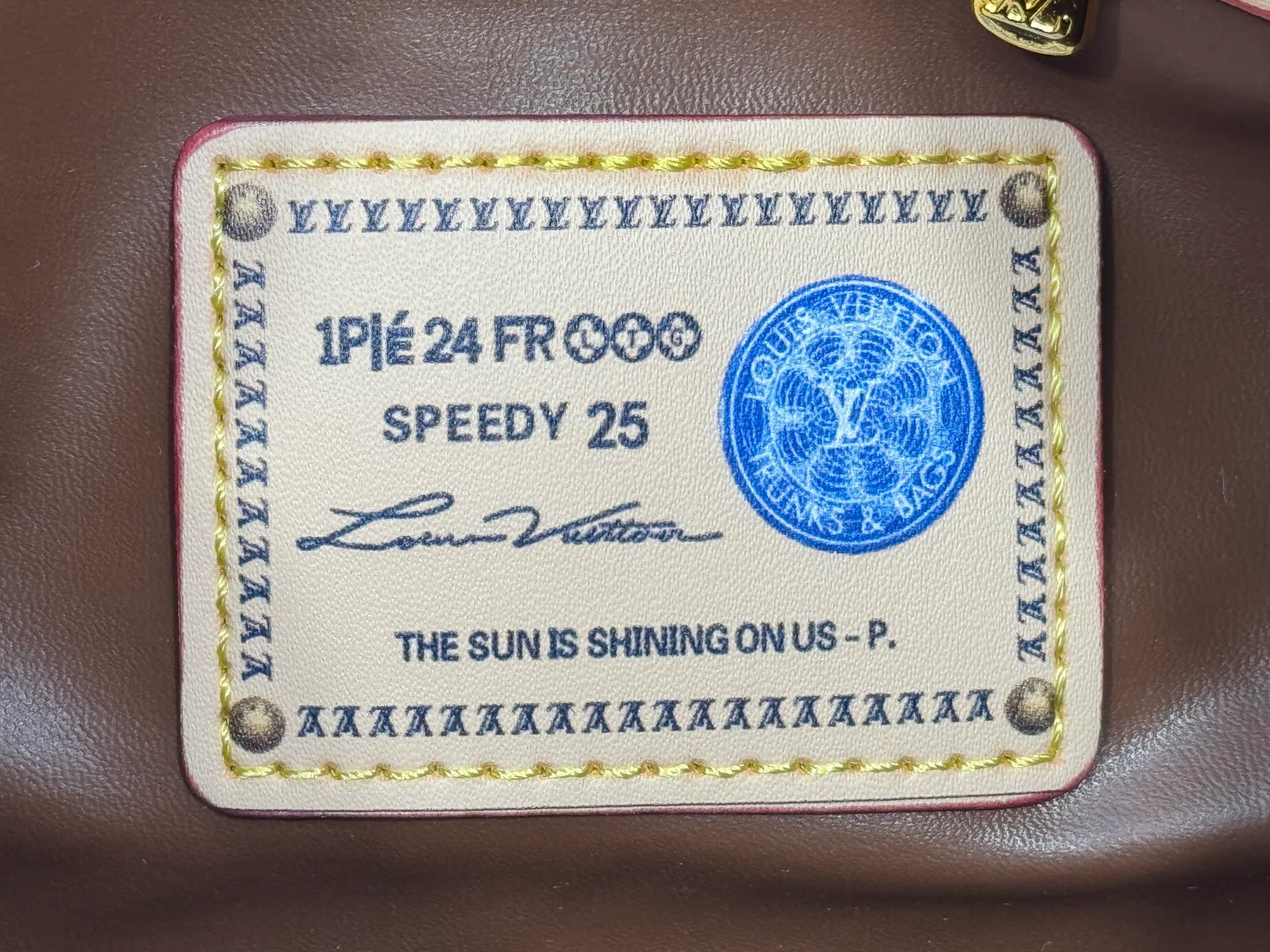 P280 Upgraded original M24426 M24425 M24424 M24423 M24443 M This Speedy Bandoulière 25 Monogram Leather handbag is made of soft cow leather and uses Monogram pattern to reproduce the elegant look and feel of canvas printing. Dazzling metal hardware, sheepskin lining and nameplate all reflect Creative Director Pharrell Williams' relentless attention to detail. Dimensions: 25.0 x 15.0 x 15.0 cm (length x height x width)
