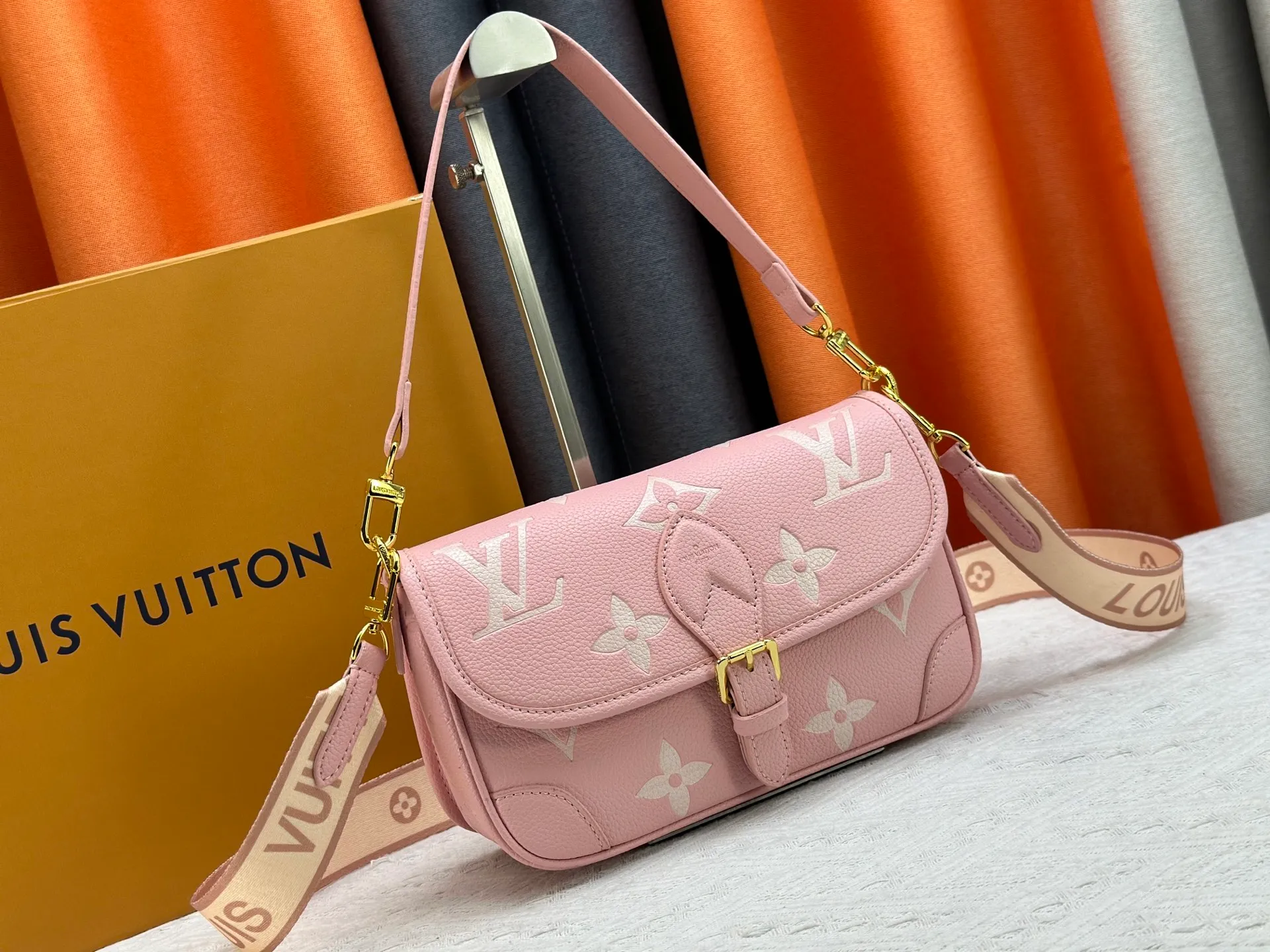 P240 Upgraded original M14214 M46583 M46584 M46386 M46388 M45985 Full leather baguette series New Diane handbag Diane satchel is made of Monogram Empreinte, made of the brand's iconic embossed leather. This versatile bag comes with a removable leather shoulder strap that can be worn on the shoulder or by hand, as well as a wide removable full leather crossbody bag with 'Louis Vuitton' printed strap. This versatile bag can be styled in chic or sporty fashion to match the overall style or mood. Dimensions: 25.0 × 9.0 × 15.0 cm