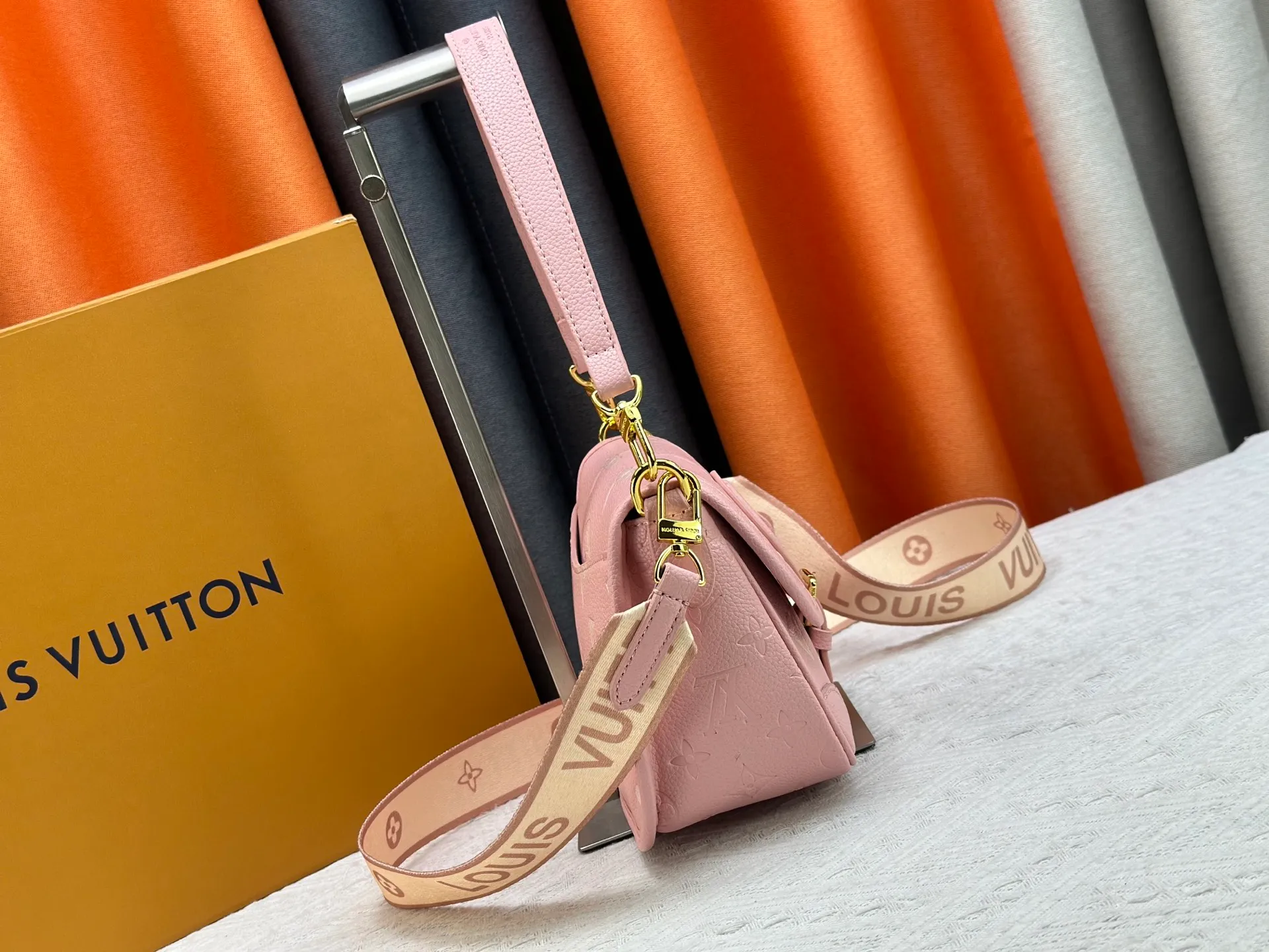 P240 Upgraded original M14214 M46583 M46584 M46386 M46388 M45985 Full leather baguette series New Diane handbag Diane satchel is made of Monogram Empreinte, made of the brand's iconic embossed leather. This versatile bag comes with a removable leather shoulder strap that can be worn on the shoulder or by hand, as well as a wide removable full leather crossbody bag with 'Louis Vuitton' printed strap. This versatile bag can be styled in chic or sporty fashion to match the overall style or mood. Dimensions: 25.0 × 9.0 × 15.0 cm