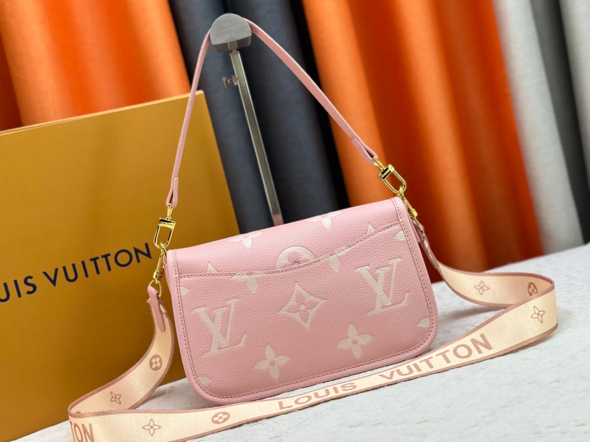 P240 Upgraded original M14214 M46583 M46584 M46386 M46388 M45985 Full leather baguette series New Diane handbag Diane satchel is made of Monogram Empreinte, made of the brand's iconic embossed leather. This versatile bag comes with a removable leather shoulder strap that can be worn on the shoulder or by hand, as well as a wide removable full leather crossbody bag with 'Louis Vuitton' printed strap. This versatile bag can be styled in chic or sporty fashion to match the overall style or mood. Dimensions: 25.0 × 9.0 × 15.0 cm