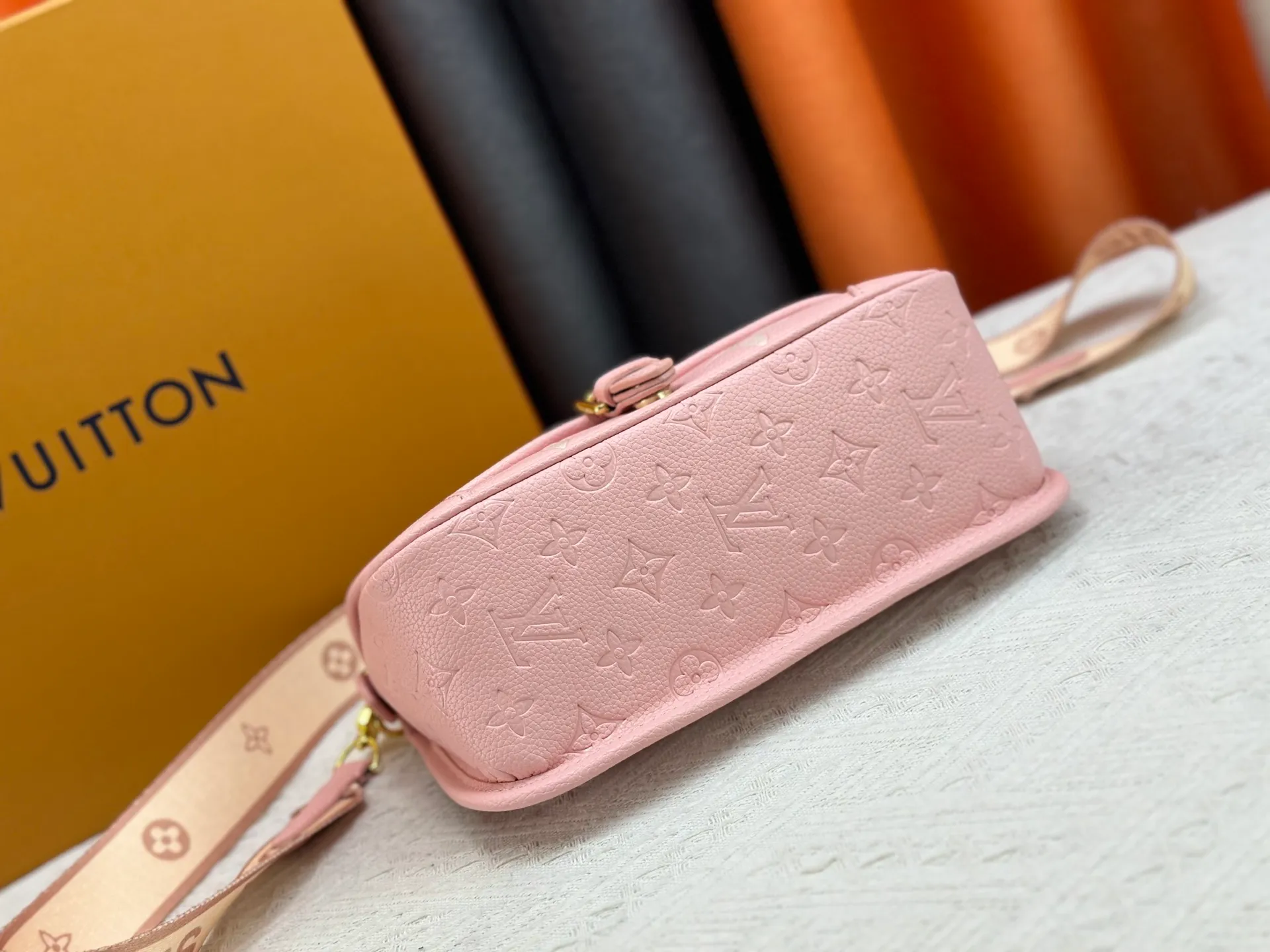 P240 Upgraded original M14214 M46583 M46584 M46386 M46388 M45985 Full leather baguette series New Diane handbag Diane satchel is made of Monogram Empreinte, made of the brand's iconic embossed leather. This versatile bag comes with a removable leather shoulder strap that can be worn on the shoulder or by hand, as well as a wide removable full leather crossbody bag with 'Louis Vuitton' printed strap. This versatile bag can be styled in chic or sporty fashion to match the overall style or mood. Dimensions: 25.0 × 9.0 × 15.0 cm