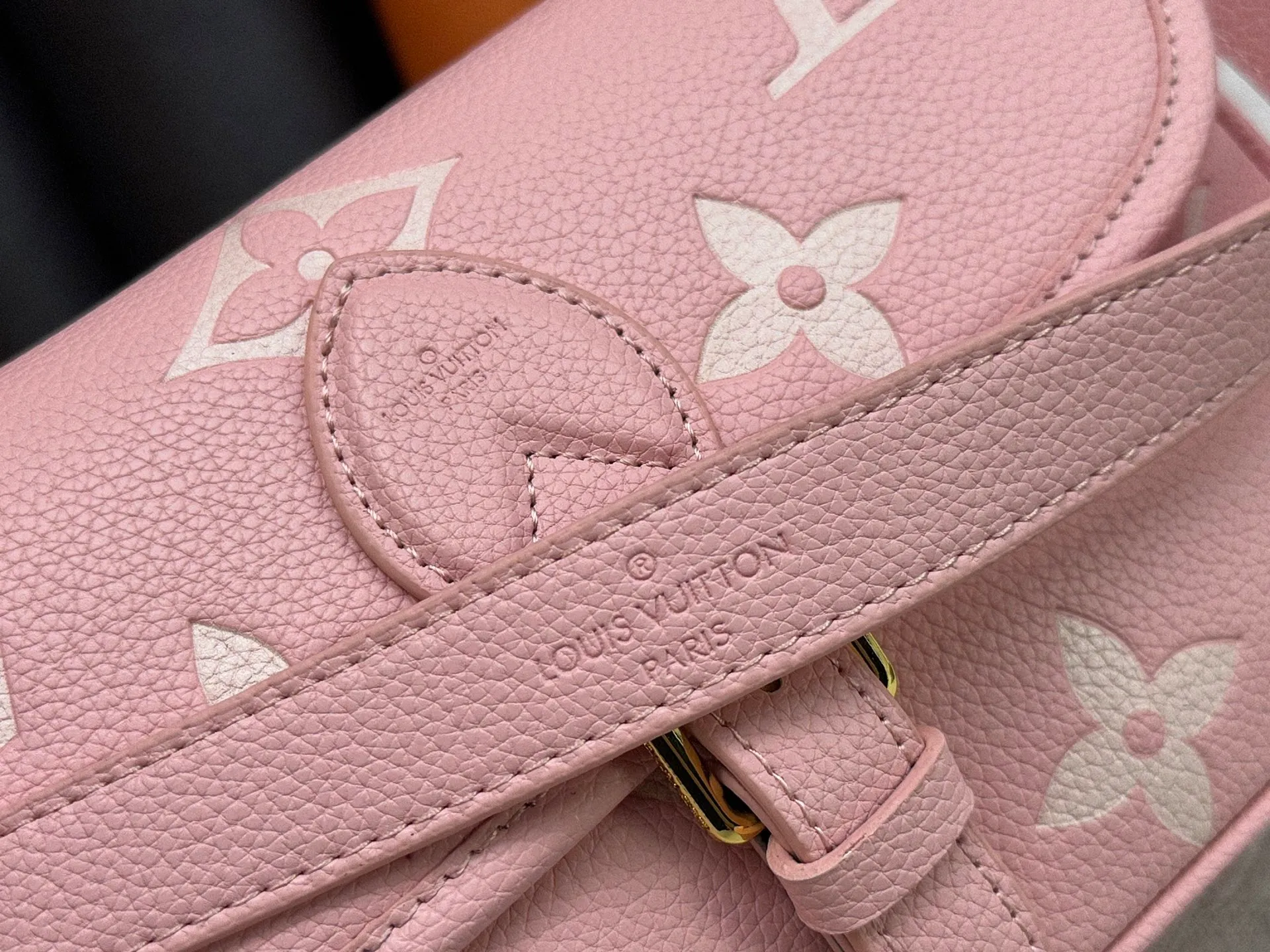 P240 Upgraded original M14214 M46583 M46584 M46386 M46388 M45985 Full leather baguette series New Diane handbag Diane satchel is made of Monogram Empreinte, made of the brand's iconic embossed leather. This versatile bag comes with a removable leather shoulder strap that can be worn on the shoulder or by hand, as well as a wide removable full leather crossbody bag with 'Louis Vuitton' printed strap. This versatile bag can be styled in chic or sporty fashion to match the overall style or mood. Dimensions: 25.0 × 9.0 × 15.0 cm