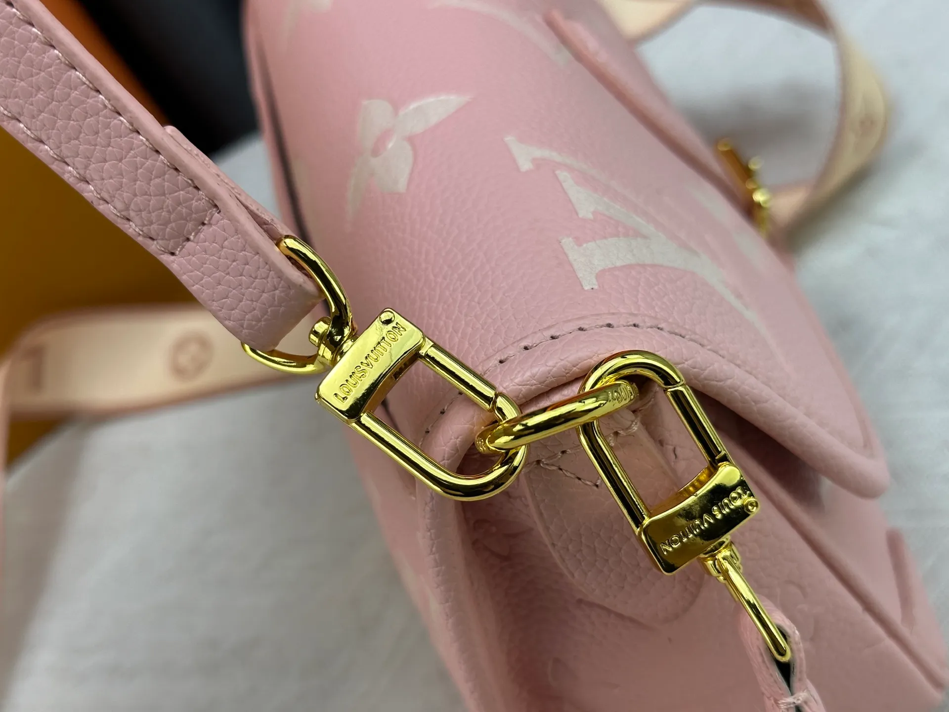 P240 Upgraded original M14214 M46583 M46584 M46386 M46388 M45985 Full leather baguette series New Diane handbag Diane satchel is made of Monogram Empreinte, made of the brand's iconic embossed leather. This versatile bag comes with a removable leather shoulder strap that can be worn on the shoulder or by hand, as well as a wide removable full leather crossbody bag with 'Louis Vuitton' printed strap. This versatile bag can be styled in chic or sporty fashion to match the overall style or mood. Dimensions: 25.0 × 9.0 × 15.0 cm