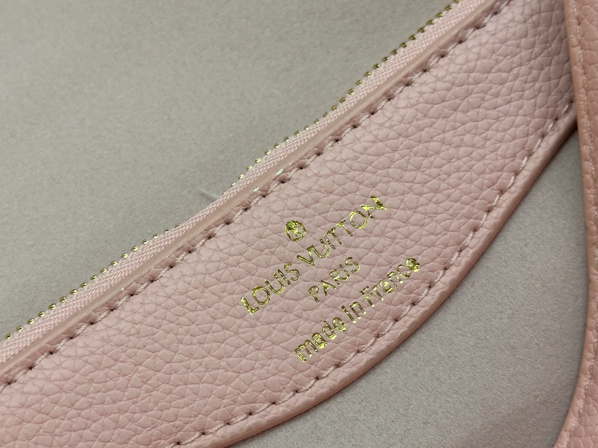 P240 Upgraded original M14214 M46583 M46584 M46386 M46388 M45985 Full leather baguette series New Diane handbag Diane satchel is made of Monogram Empreinte, made of the brand's iconic embossed leather. This versatile bag comes with a removable leather shoulder strap that can be worn on the shoulder or by hand, as well as a wide removable full leather crossbody bag with 'Louis Vuitton' printed strap. This versatile bag can be styled in chic or sporty fashion to match the overall style or mood. Dimensions: 25.0 × 9.0 × 15.0 cm