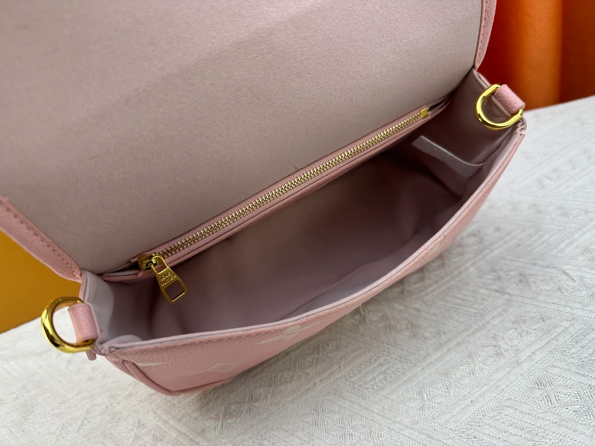 P240 Upgraded original M14214 M46583 M46584 M46386 M46388 M45985 Full leather baguette series New Diane handbag Diane satchel is made of Monogram Empreinte, made of the brand's iconic embossed leather. This versatile bag comes with a removable leather shoulder strap that can be worn on the shoulder or by hand, as well as a wide removable full leather crossbody bag with 'Louis Vuitton' printed strap. This versatile bag can be styled in chic or sporty fashion to match the overall style or mood. Dimensions: 25.0 × 9.0 × 15.0 cm