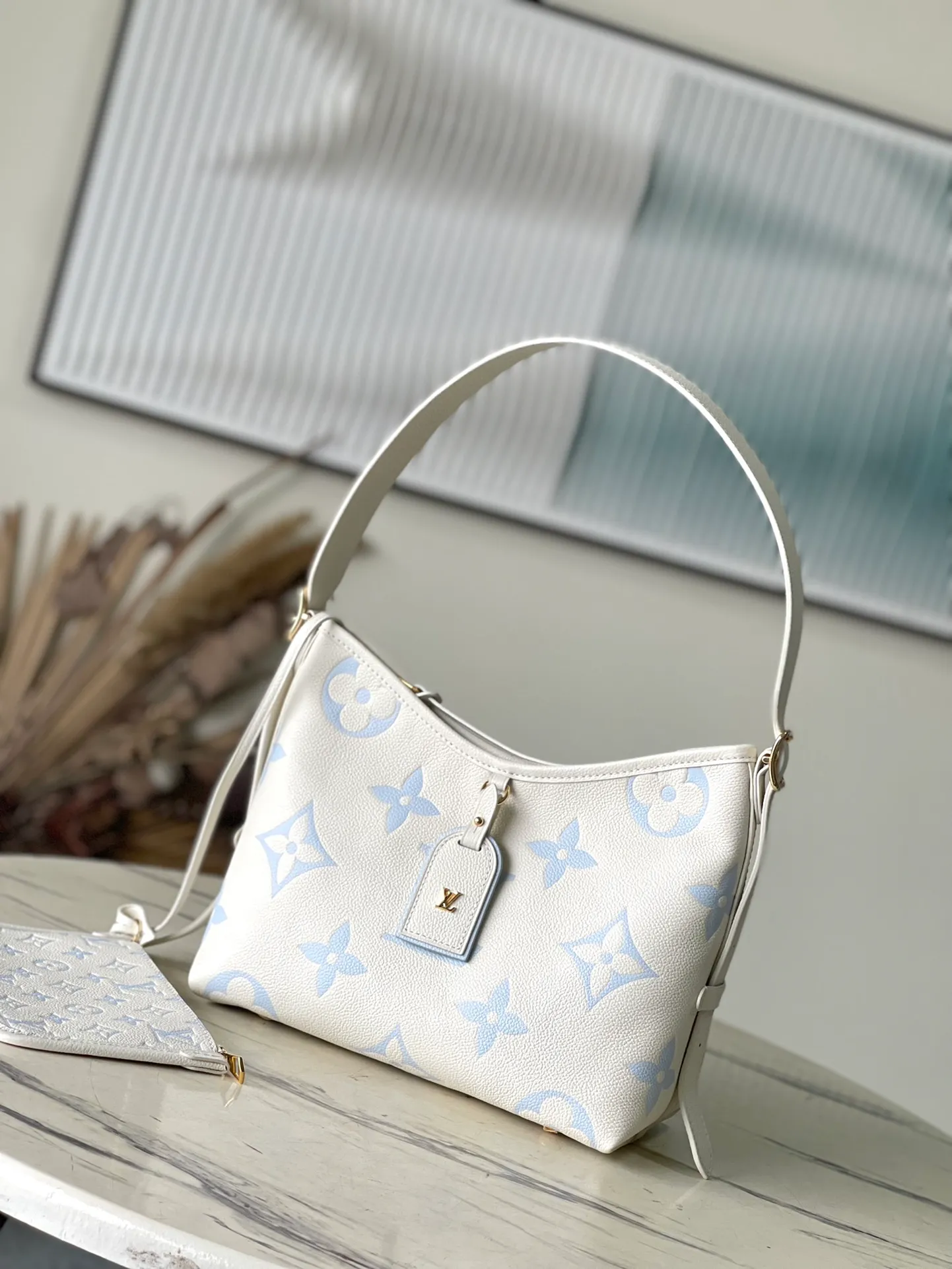 💰1300 (top-grain leather) top-quality original M46288 blue silk screen printing details. The CarryAll small handbag is made of Monogram Empreinte embossed leather. It has a generous configuration and a neat inner layer. The large inner bag adds functional elements. Comes with a Monogram embossed zipper clutch secured by a leather strap. A personal companion for urban life. Dimensions 29 x 24 x 12 cm (length x height x width)