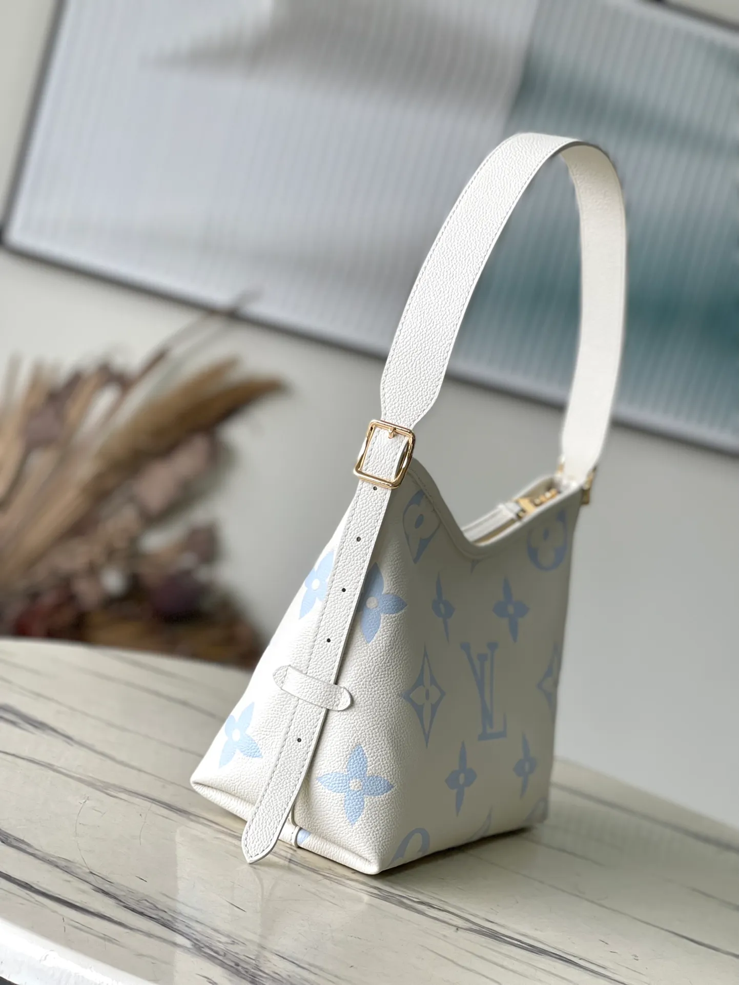 💰1300 (top-grain leather) top-quality original M46288 blue silk screen printing details. The CarryAll small handbag is made of Monogram Empreinte embossed leather. It has a generous configuration and a neat inner layer. The large inner bag adds functional elements. Comes with a Monogram embossed zipper clutch secured by a leather strap. A personal companion for urban life. Dimensions 29 x 24 x 12 cm (length x height x width)