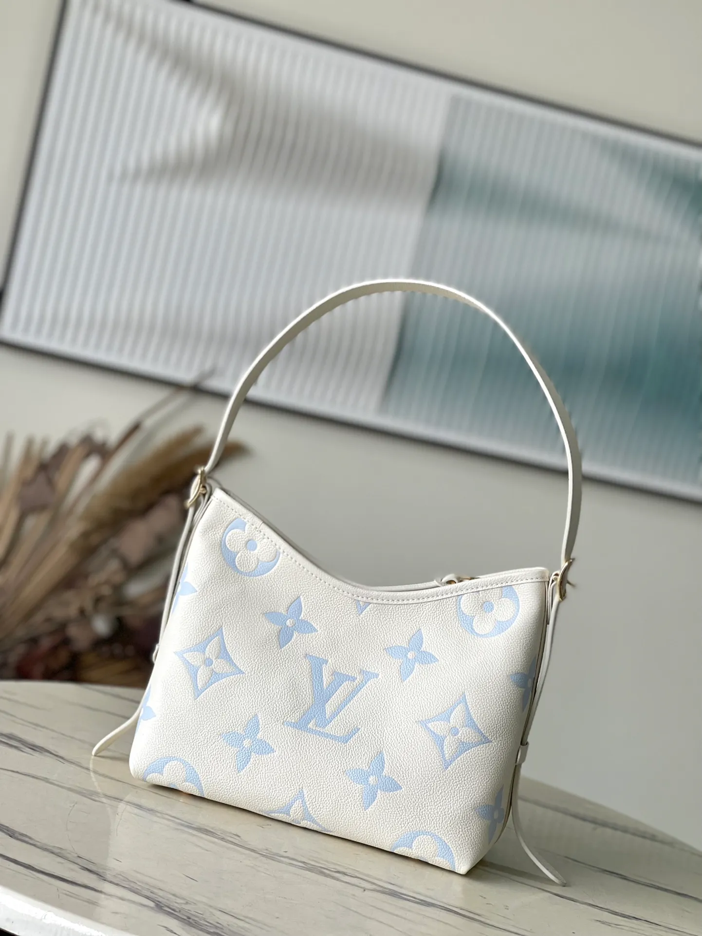 💰1300 (top-grain leather) top-quality original M46288 blue silk screen printing details. The CarryAll small handbag is made of Monogram Empreinte embossed leather. It has a generous configuration and a neat inner layer. The large inner bag adds functional elements. Comes with a Monogram embossed zipper clutch secured by a leather strap. A personal companion for urban life. Dimensions 29 x 24 x 12 cm (length x height x width)